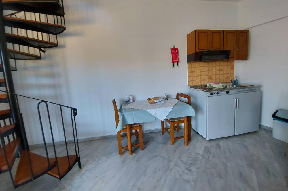 Menelaos Apartments