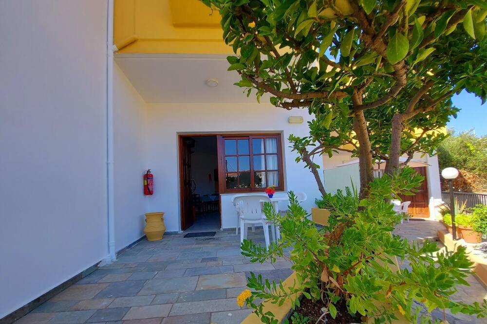 Menelaos Apartments