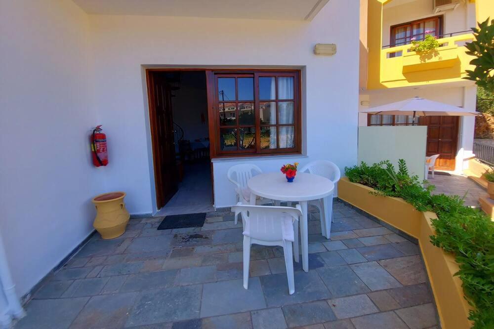 Menelaos Apartments