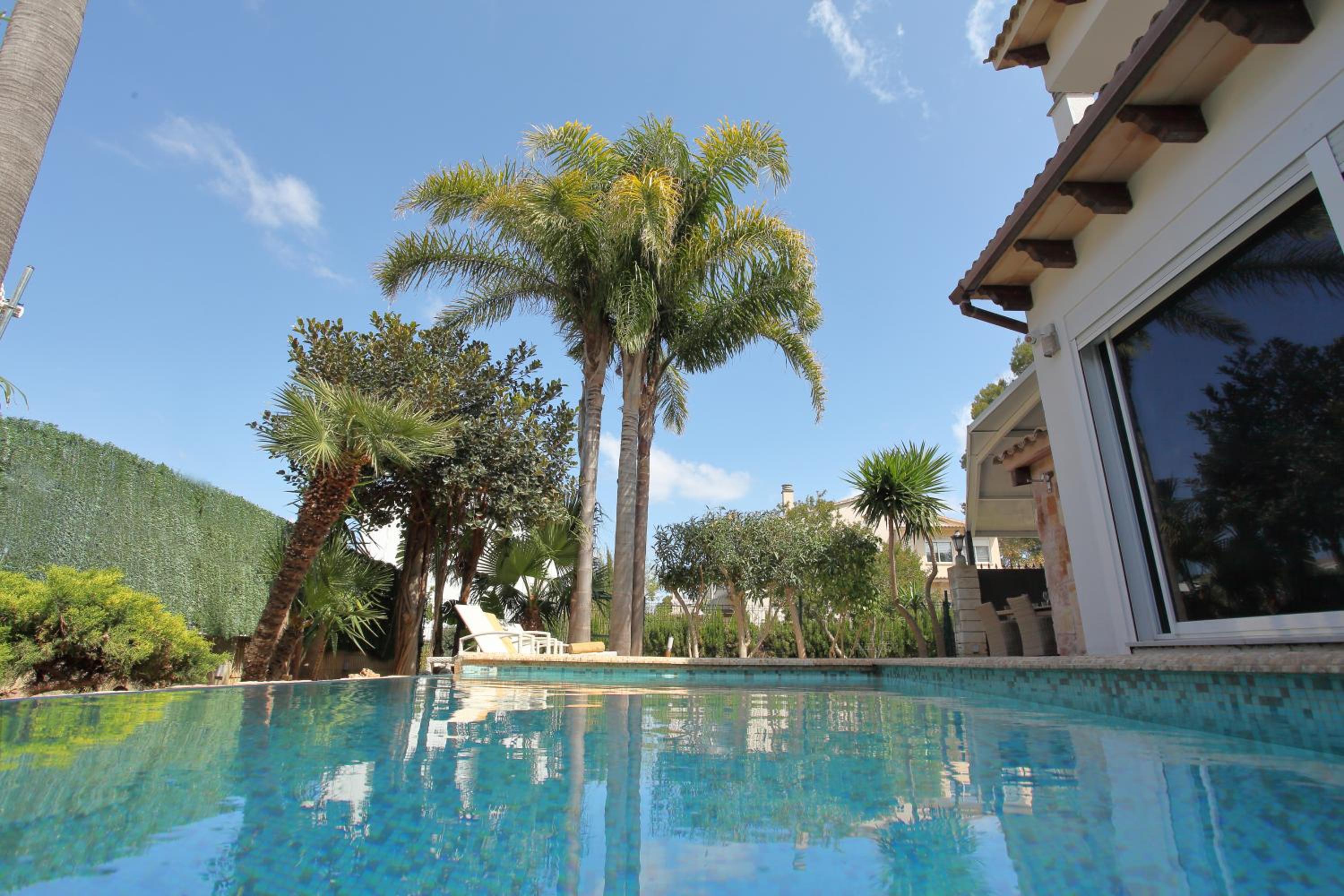 Hotel Tropical garden, villa with pool near the beach - Image 1