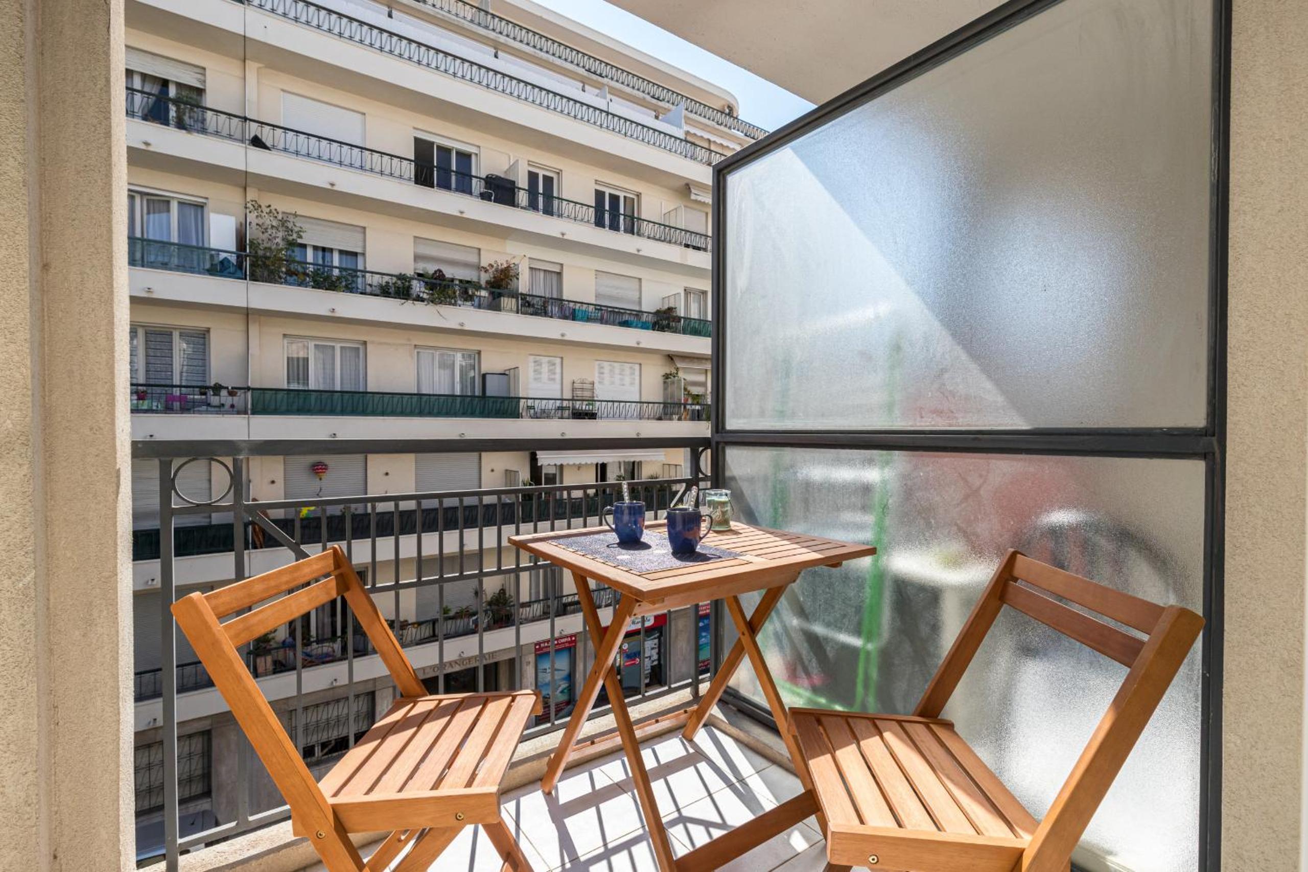 Comfortable 1 Bdr Downtown - AC & Parking photo 2