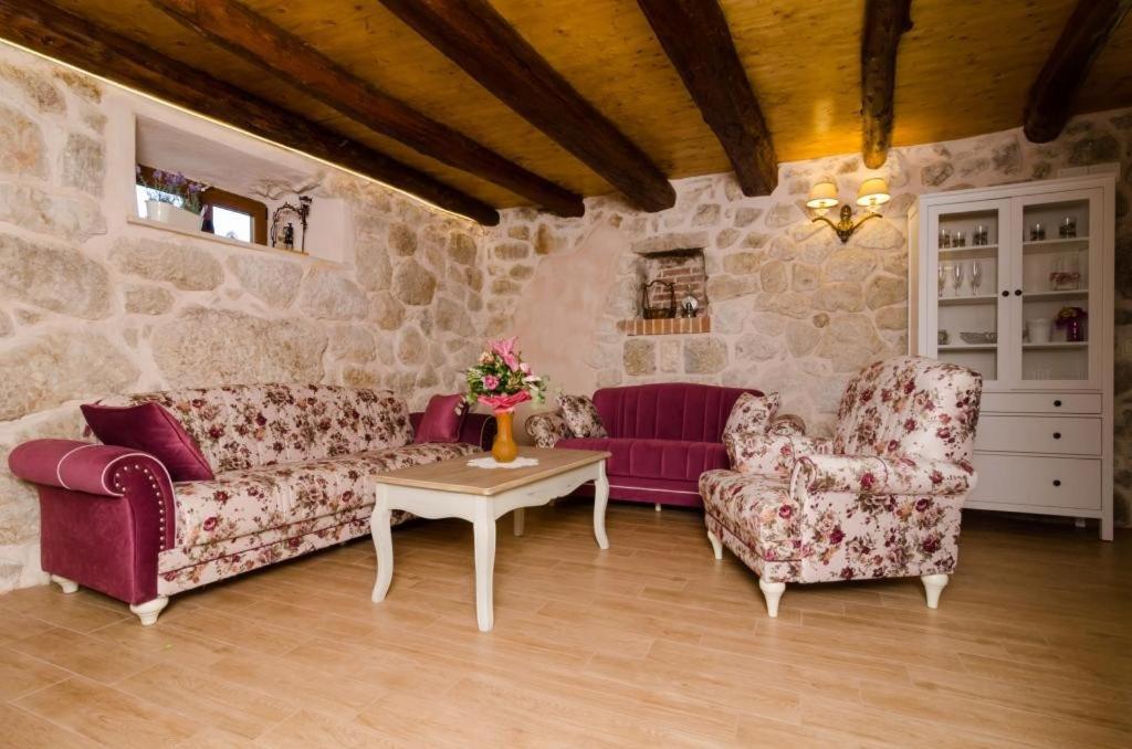 Villa Falcon Rook view 4