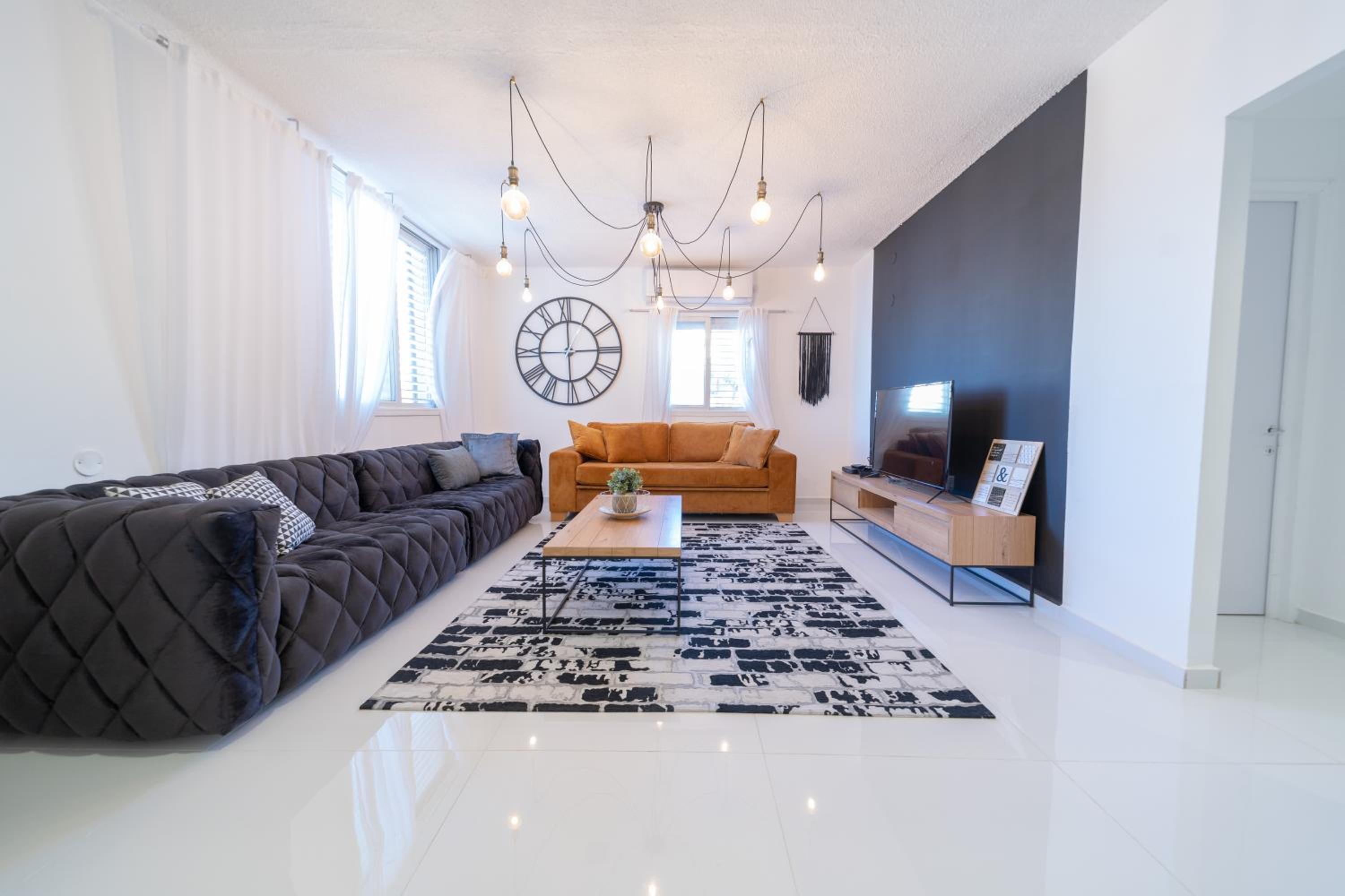 YalaRent Sunny 3BR APT