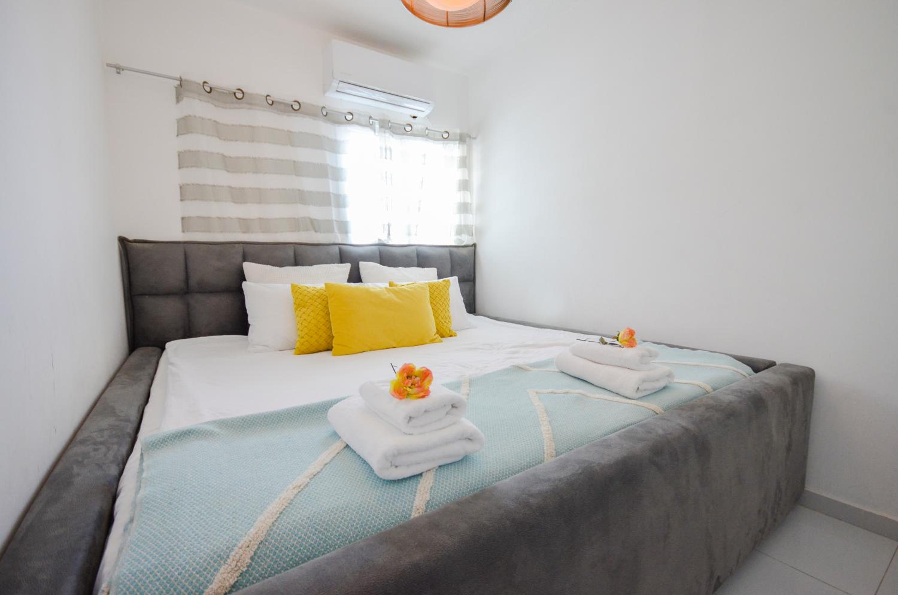 YalaRent Sunny 3BR APT