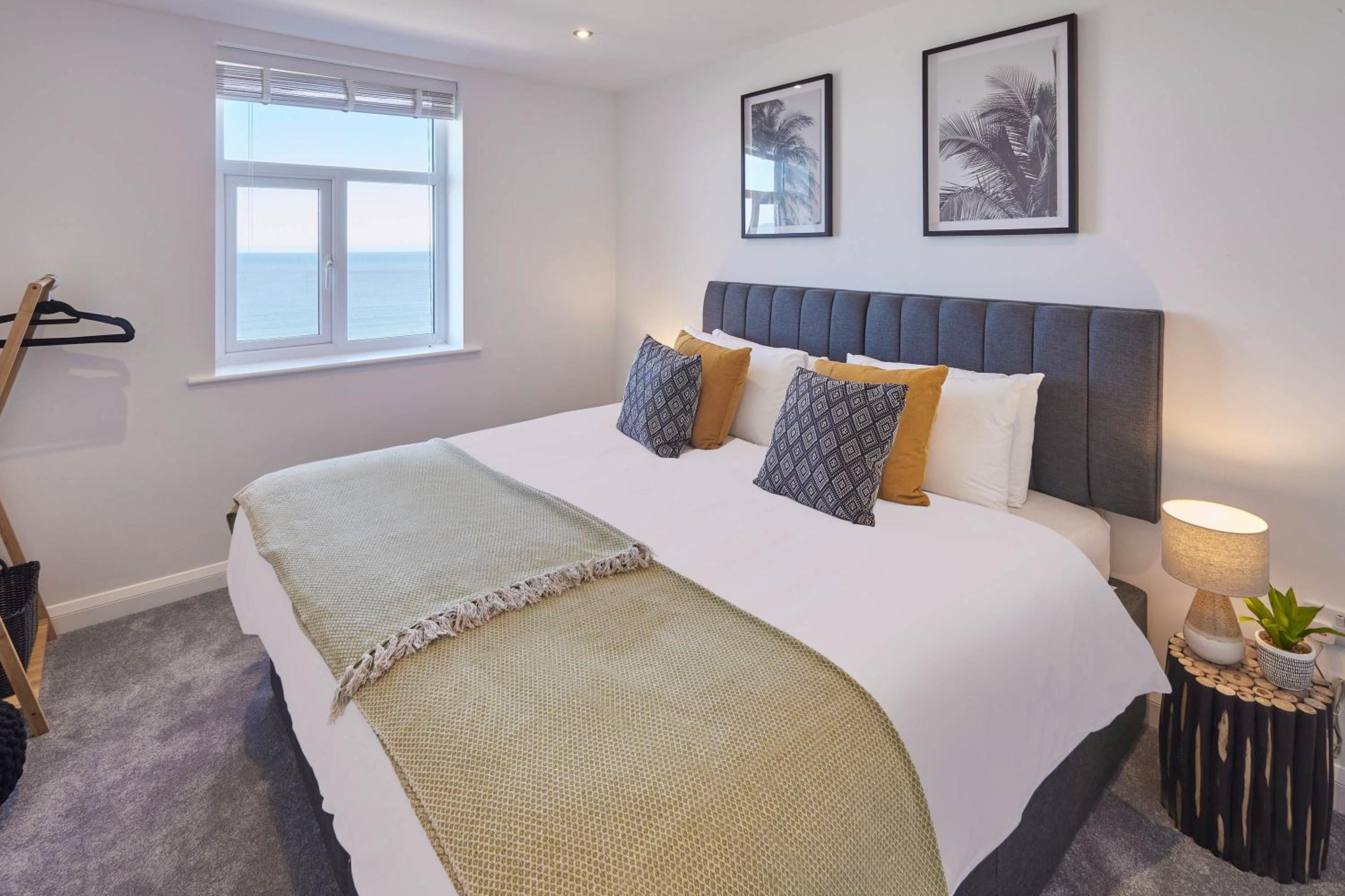 Host & Stay - The Waves view 5