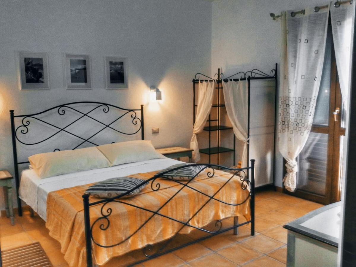 STELLA DORADA - Casa Vacanze - Camere Matrimoniali - BedRooms, a 5 minuti dal mare, con clima, bagno privato, balcone, frigo e TV