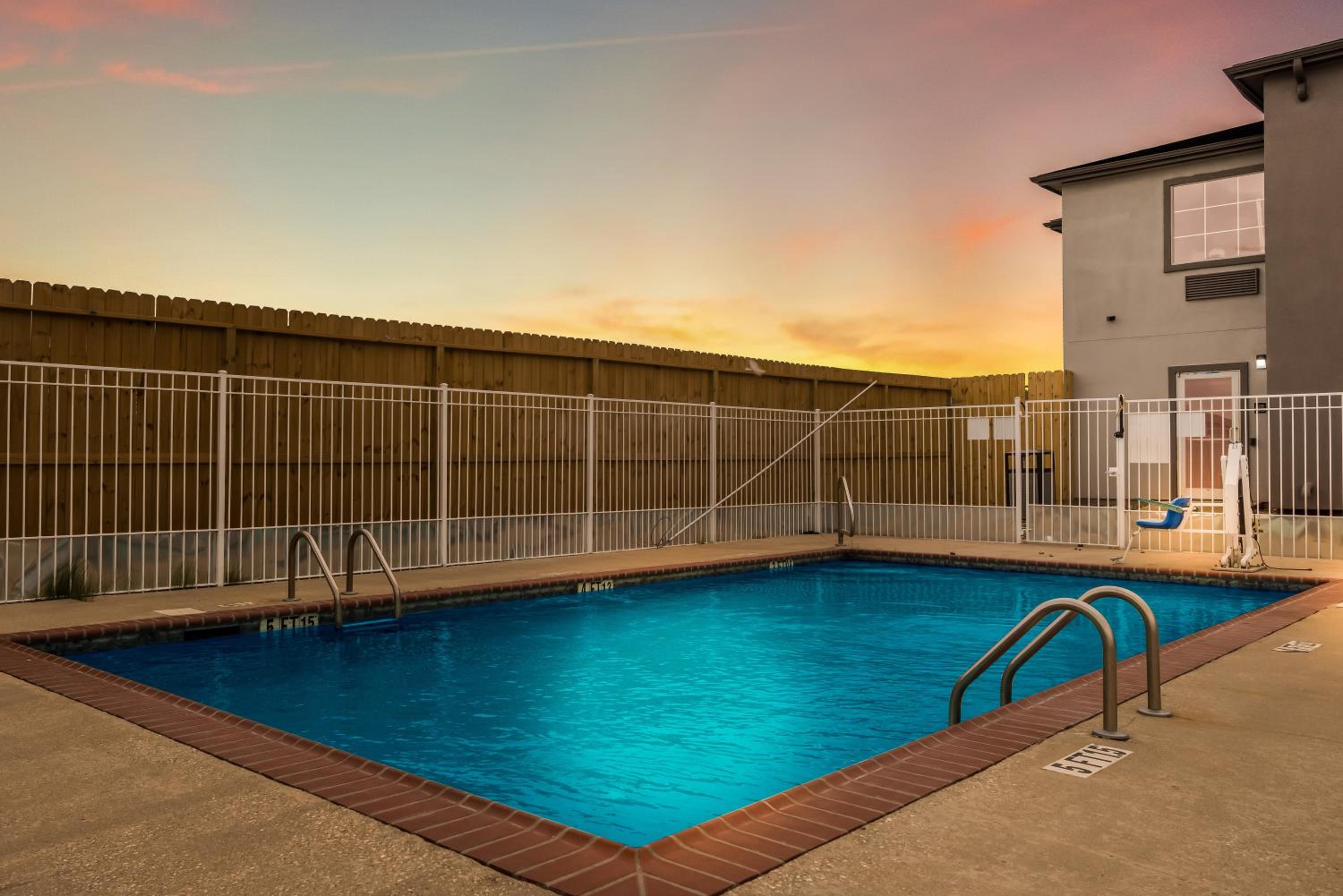 Lake Charles Vacations - Red Roof Inn Suites Lake Charles - Property Image 16