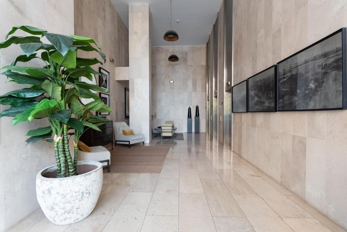 Uptown Luxe - Studio, Parking, Wifi, Pool & Metro
