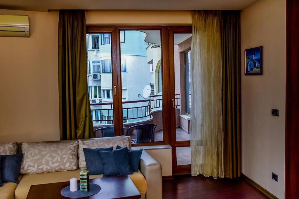 Sea view apartment next to Sea garden and beach view 3