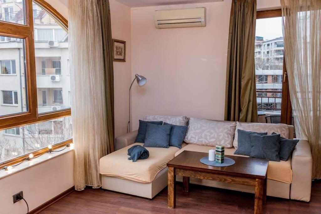 Sea view apartment next to Sea garden and beach view 4