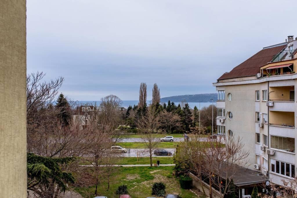 Sea view apartment next to Sea garden and beach view 2