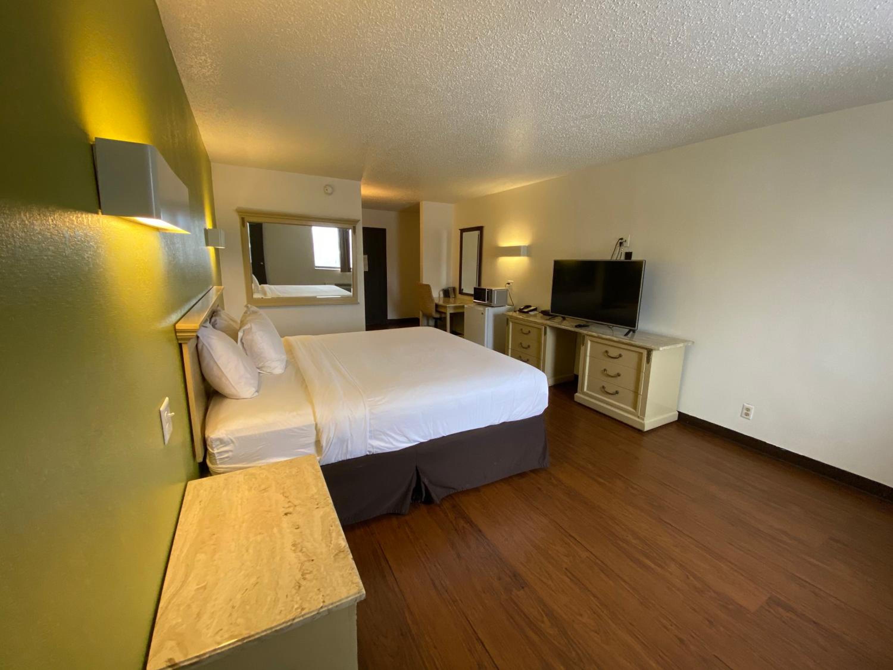Skylight Inn Willoughby - Cleveland Mentor 3