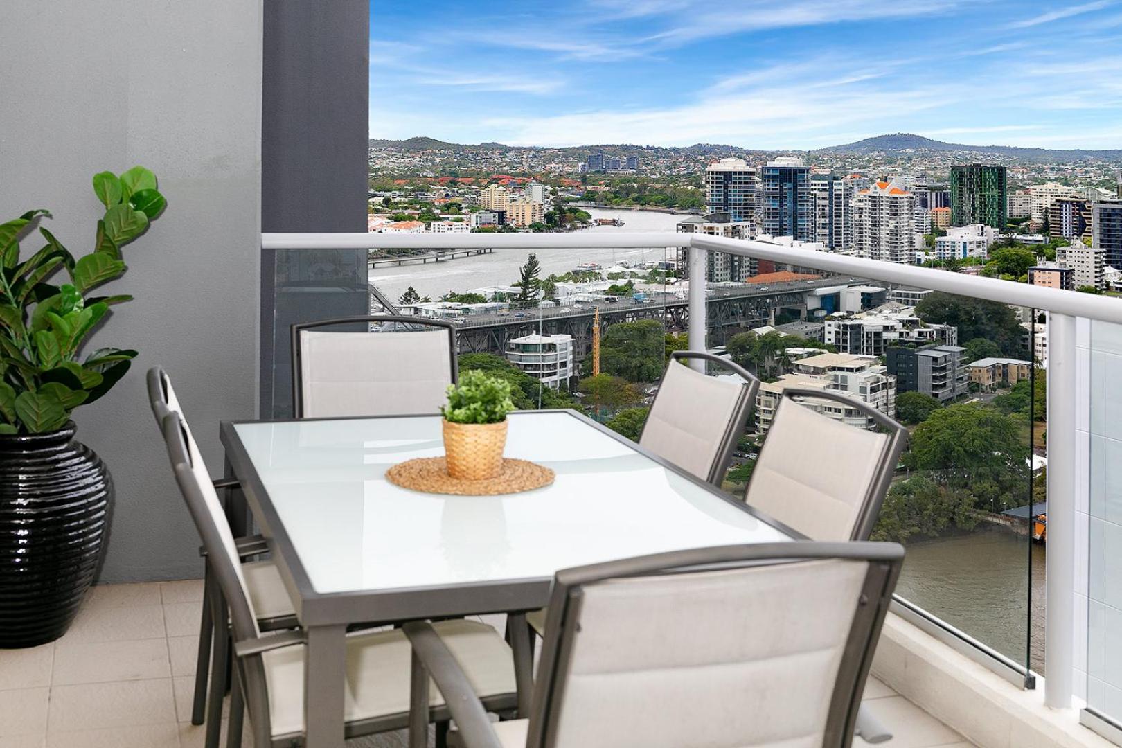 Amazing River View - 3 Bedroom Apartment - Brisbane CBD - Netflix - Fast Wifi - Carpark view 4