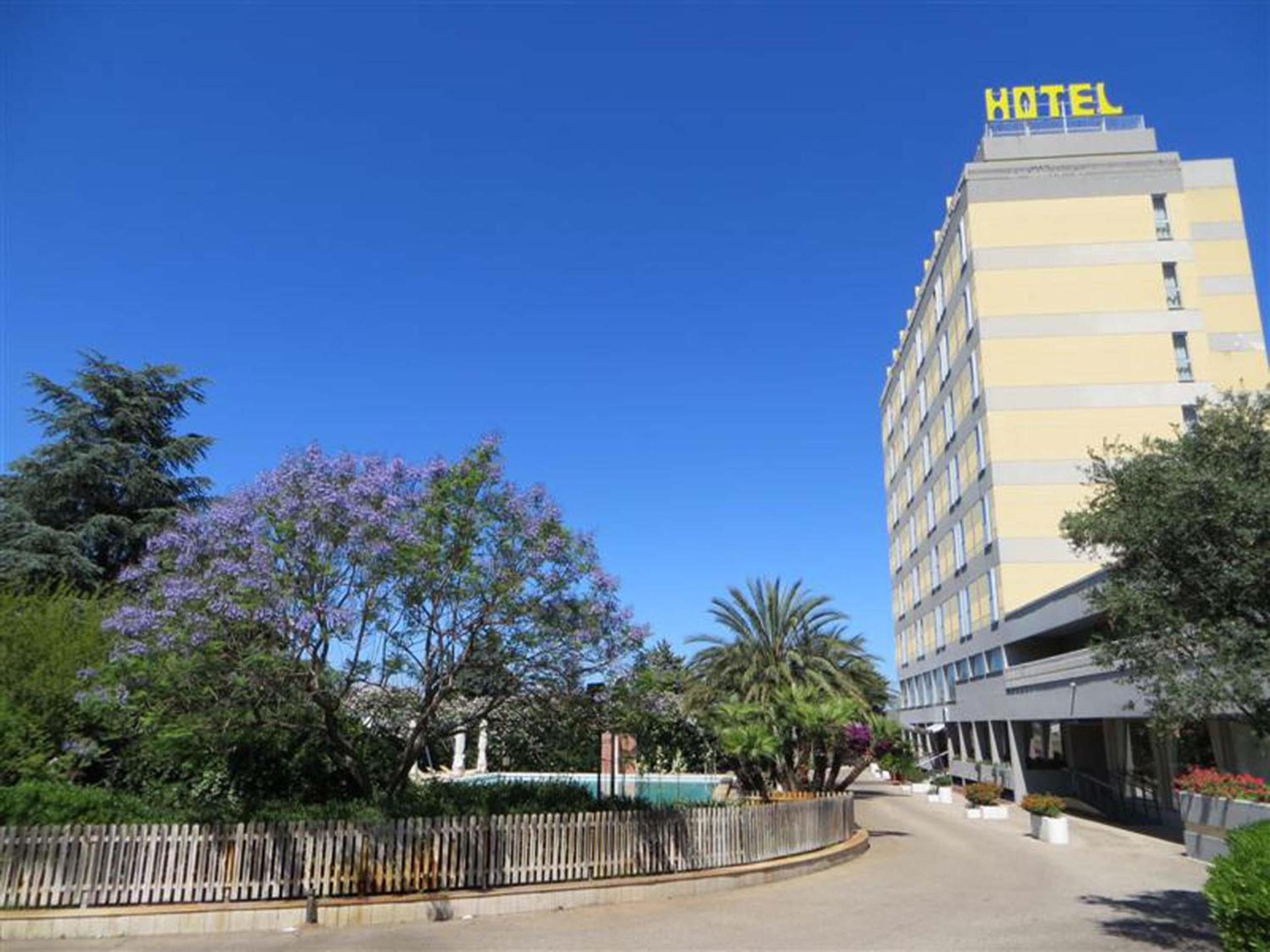 Hotel HR - Image 1