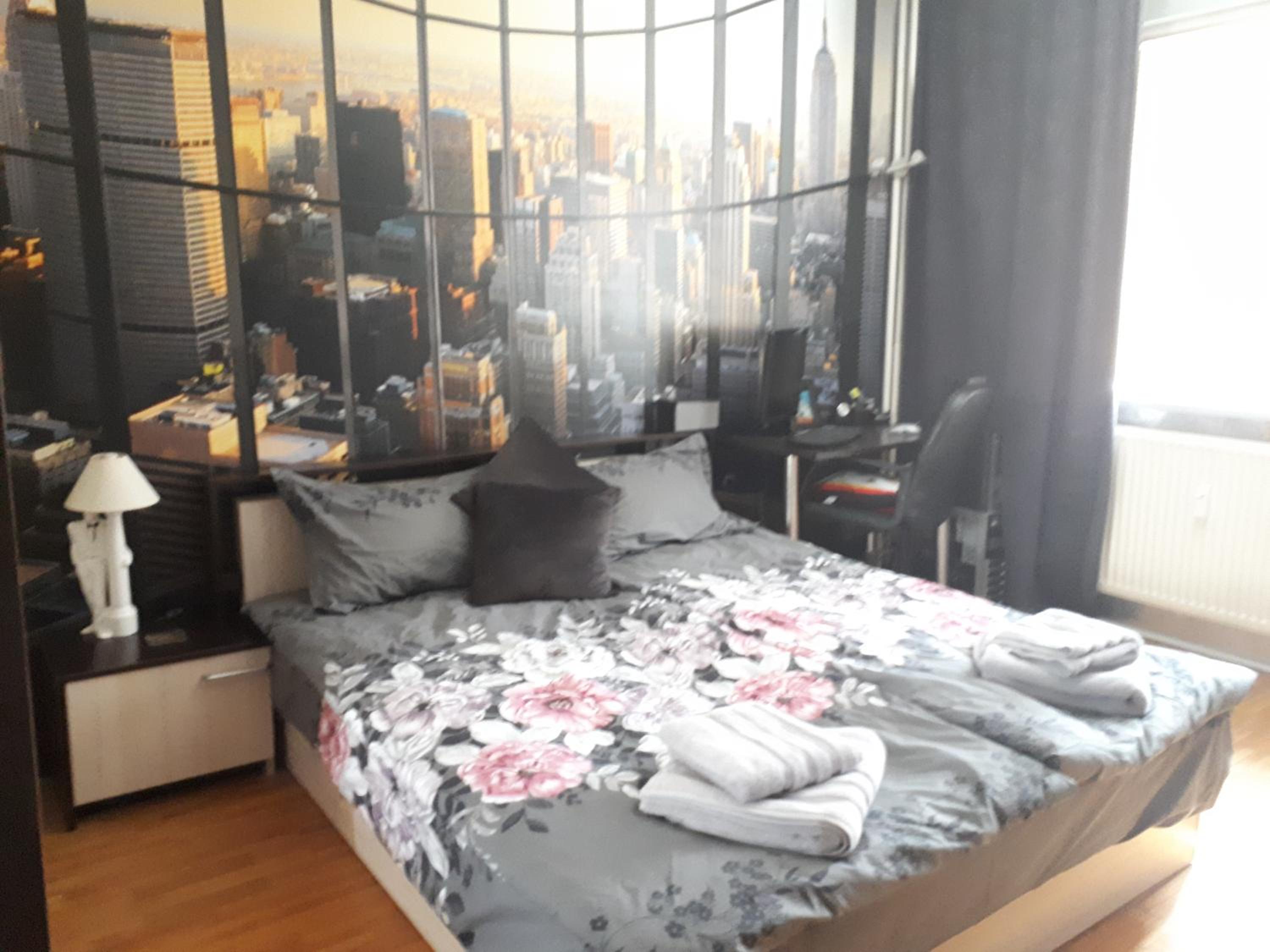 New York - Room for overnight travelers near the Airport, parking view 5