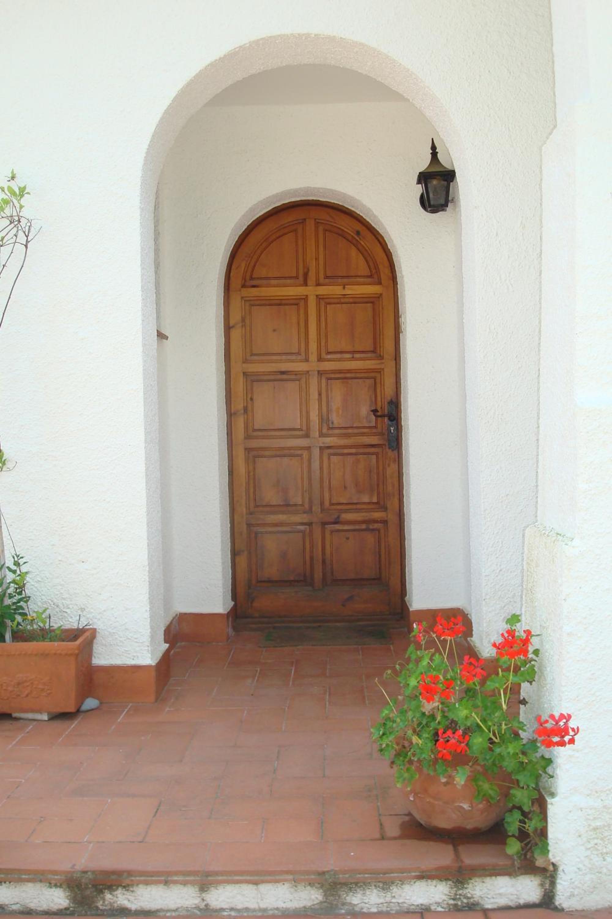 Beautiful detached air-conditioned villa close to sandy beach, shops and restaurants view 3