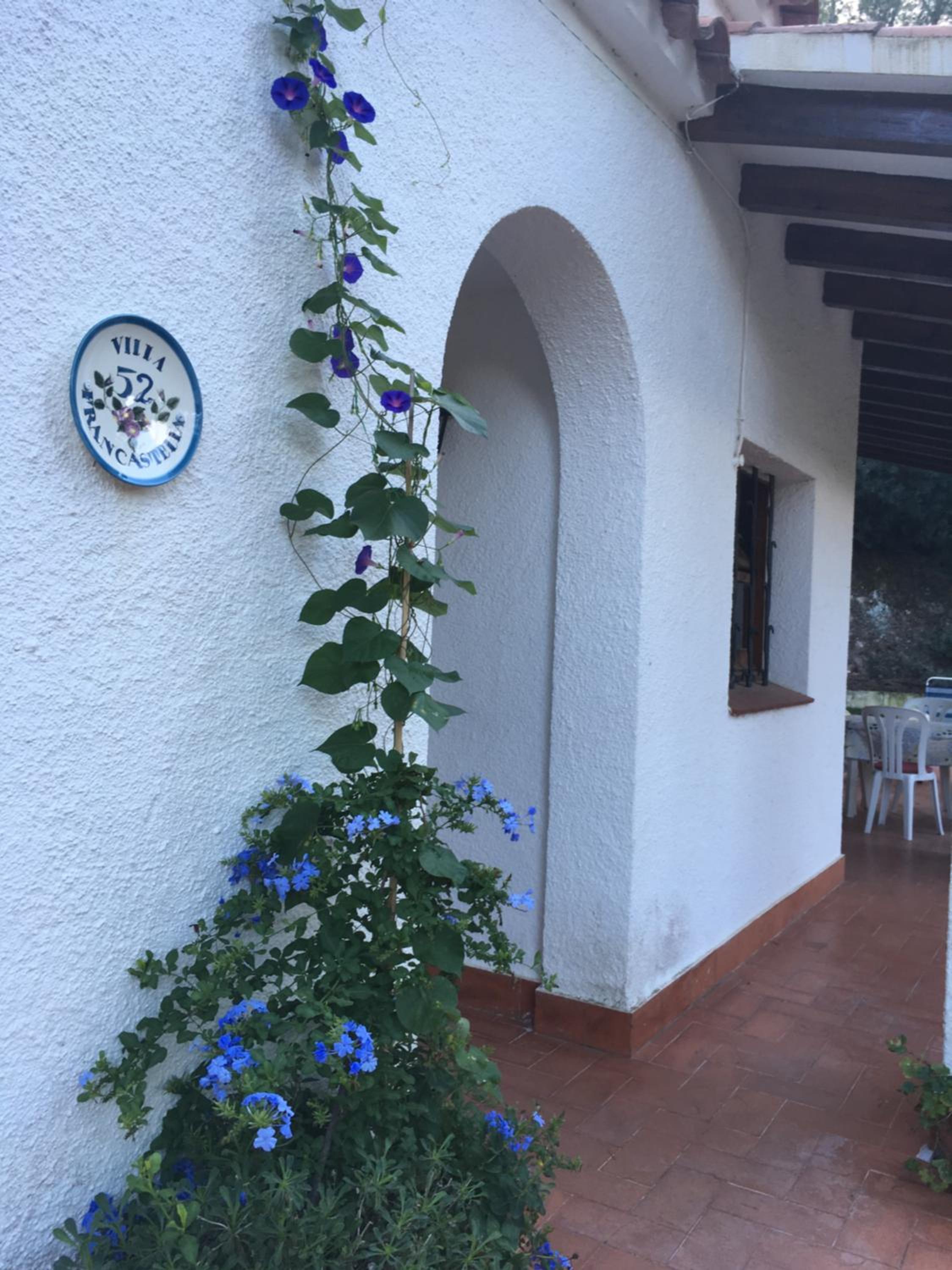 Beautiful detached air-conditioned villa close to sandy beach, shops and restaurants view 4