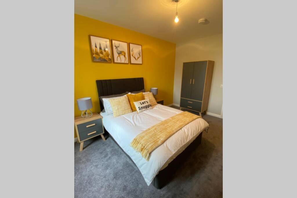 Stunning 2 Bedroom River View Apartment