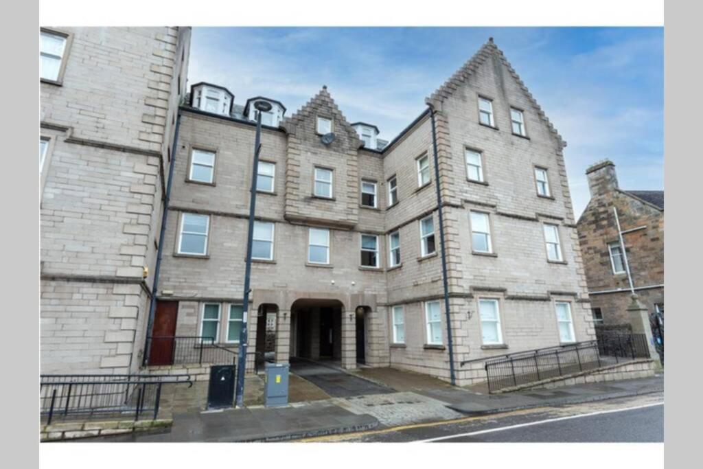 Hotel Stunning 2 Bedroom River View Apartment - Image 1