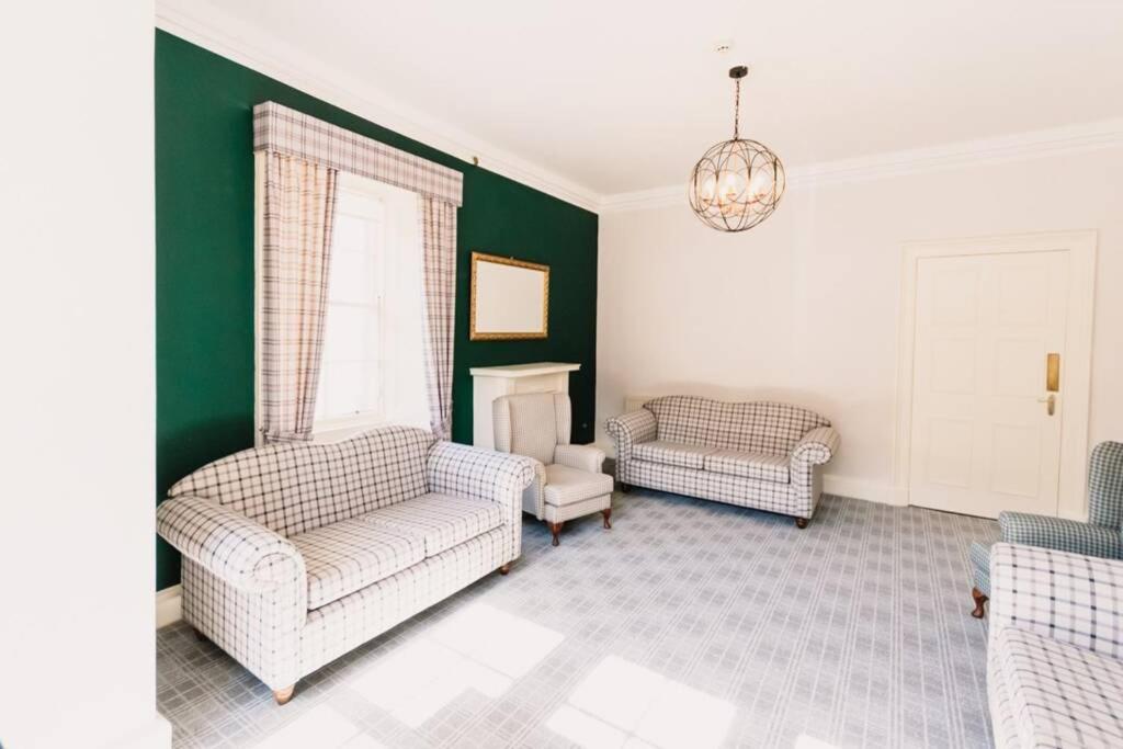 Wallace Apartment - A unique apartment in countryside park with WIFI and access to bar and pool view 3