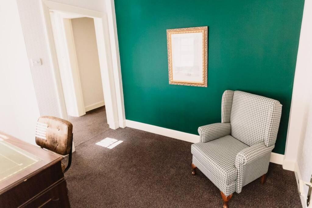 Wallace Apartment - A unique apartment in countryside park with WIFI and access to bar and pool view 4