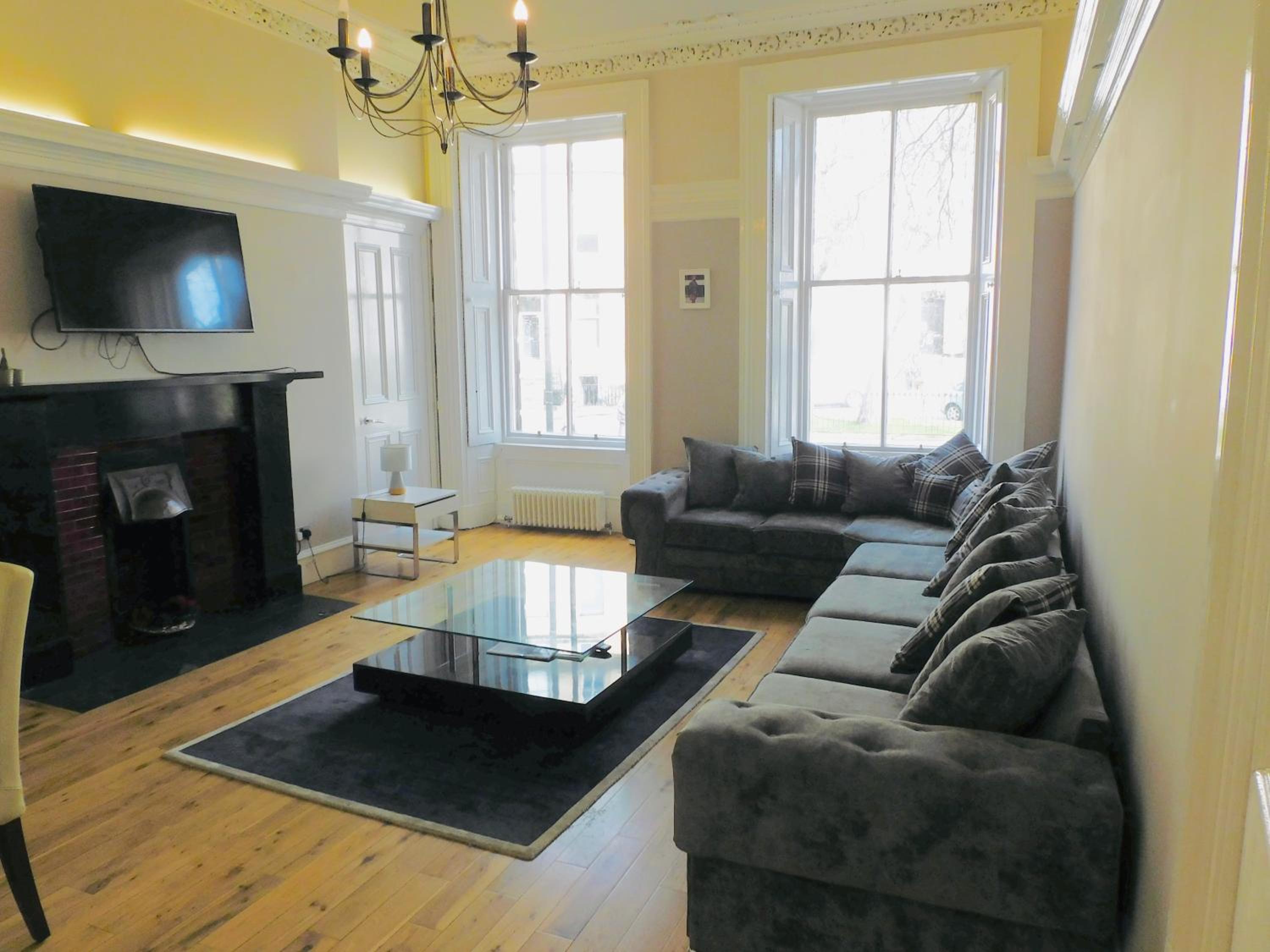 WEST END - Stunning, spacious, 3 bedroom, main door flat with private parking view 5