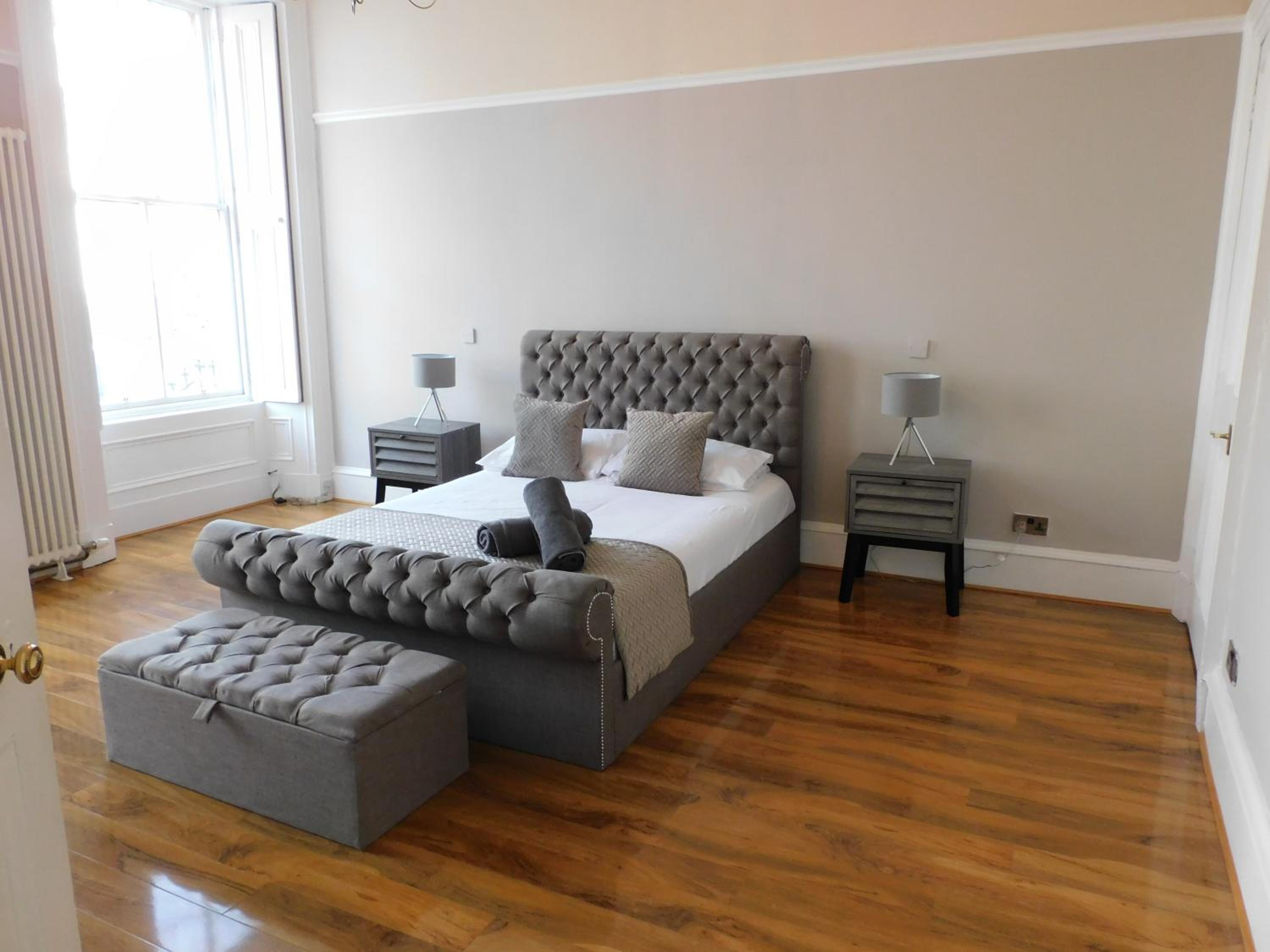 WEST END - Stunning, spacious, 3 bedroom, main door flat with private parking view 4