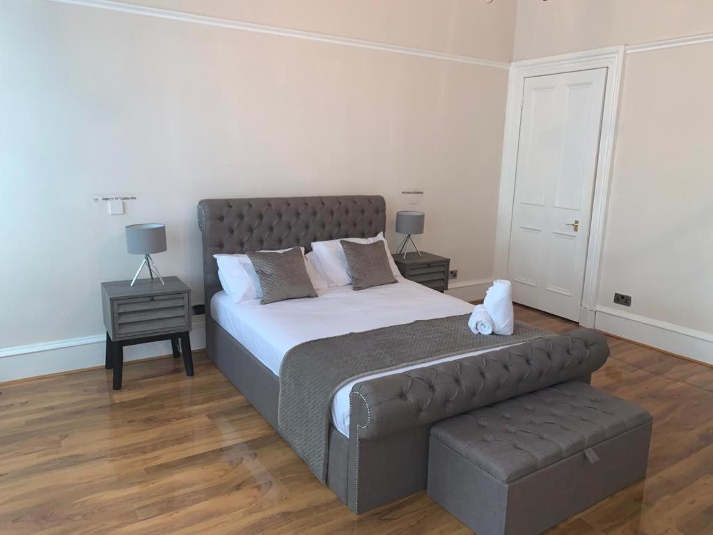WEST END - Stunning, spacious, 3 bedroom, main door flat with private parking view 2