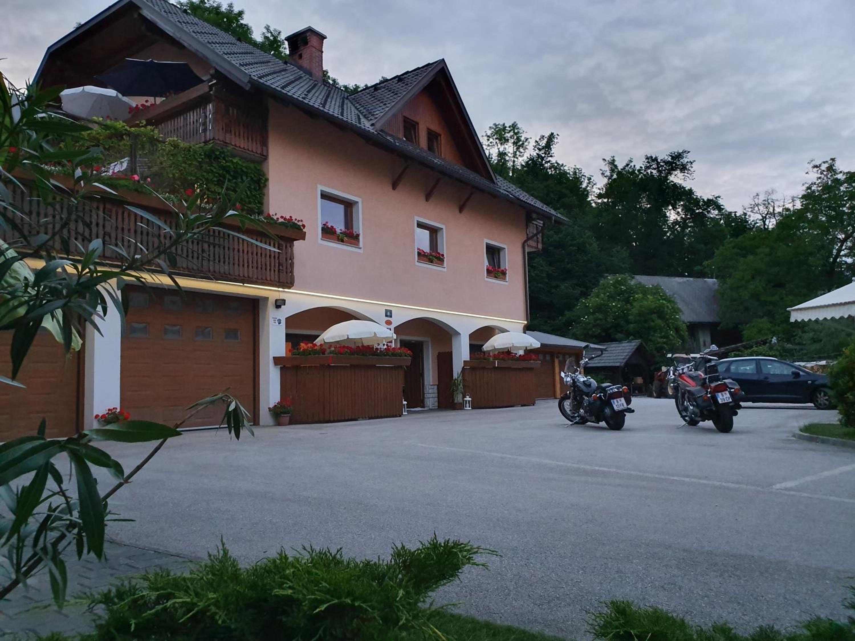 Apartmaji Mežan