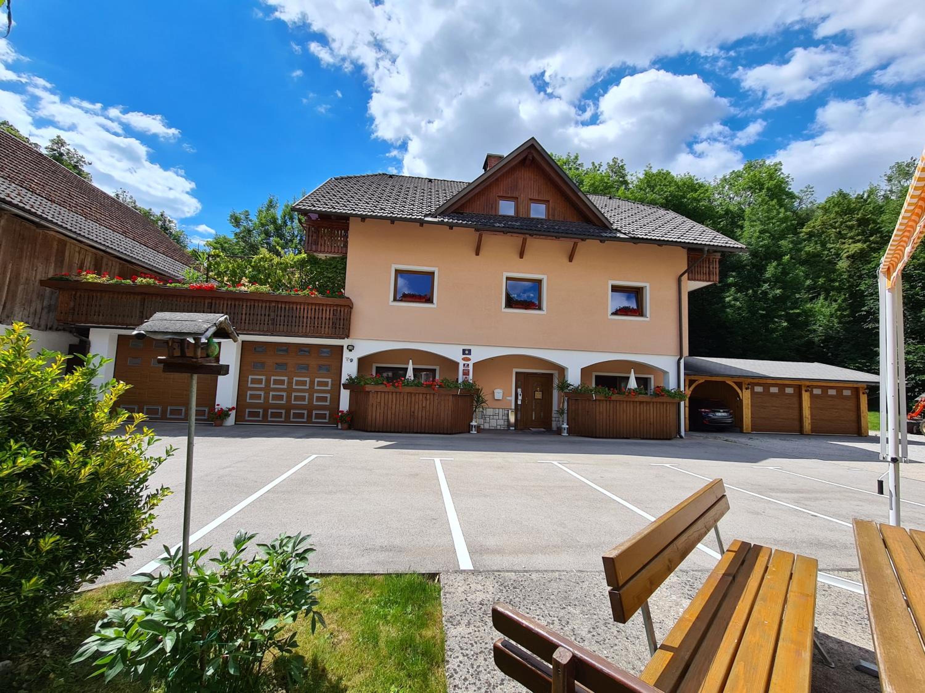 Apartmaji Mežan