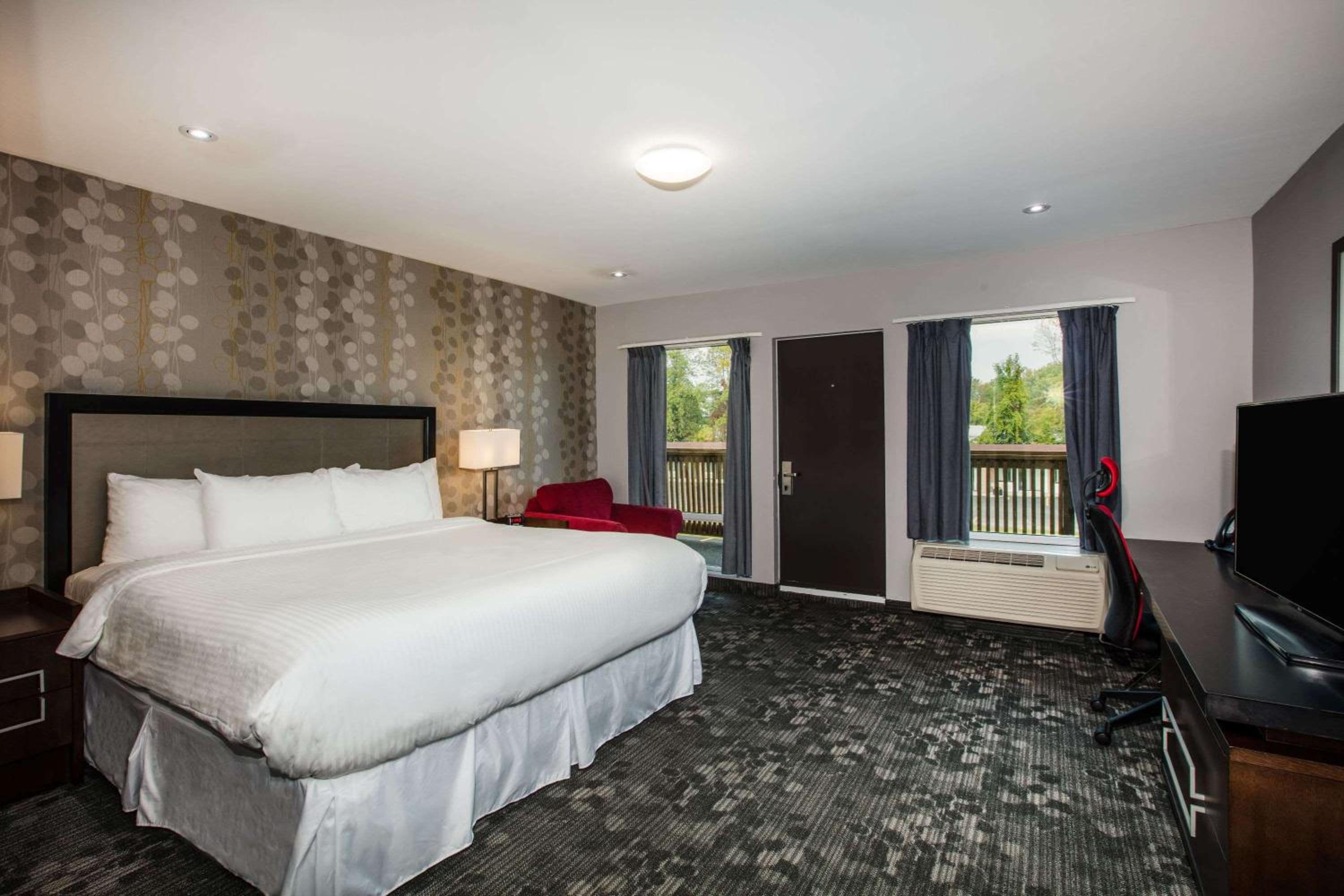 Ramada by Wyndham Jackson's Point view 5