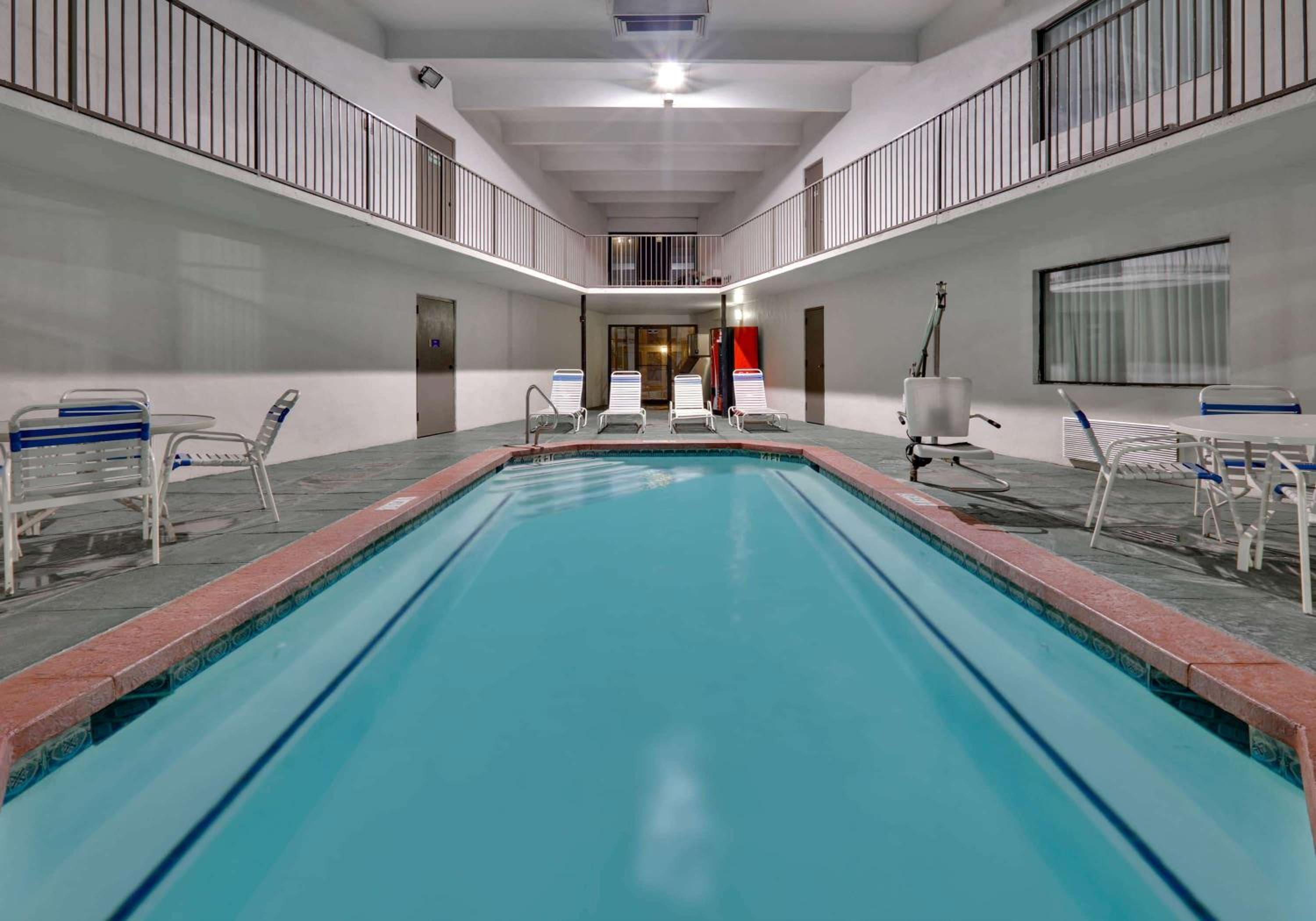Days Inn & Suites by Wyndham Bentonville view 4