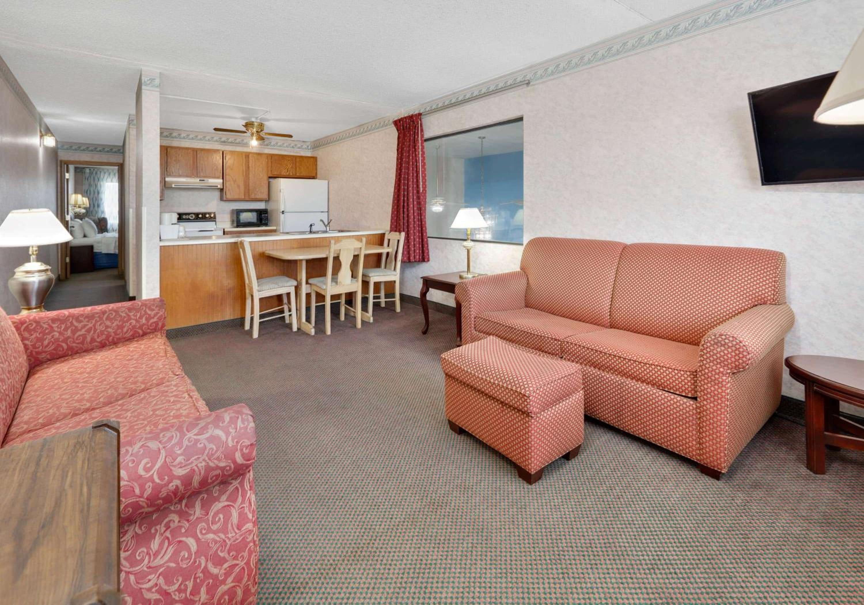 Days Inn & Suites by Wyndham Bentonville view 5