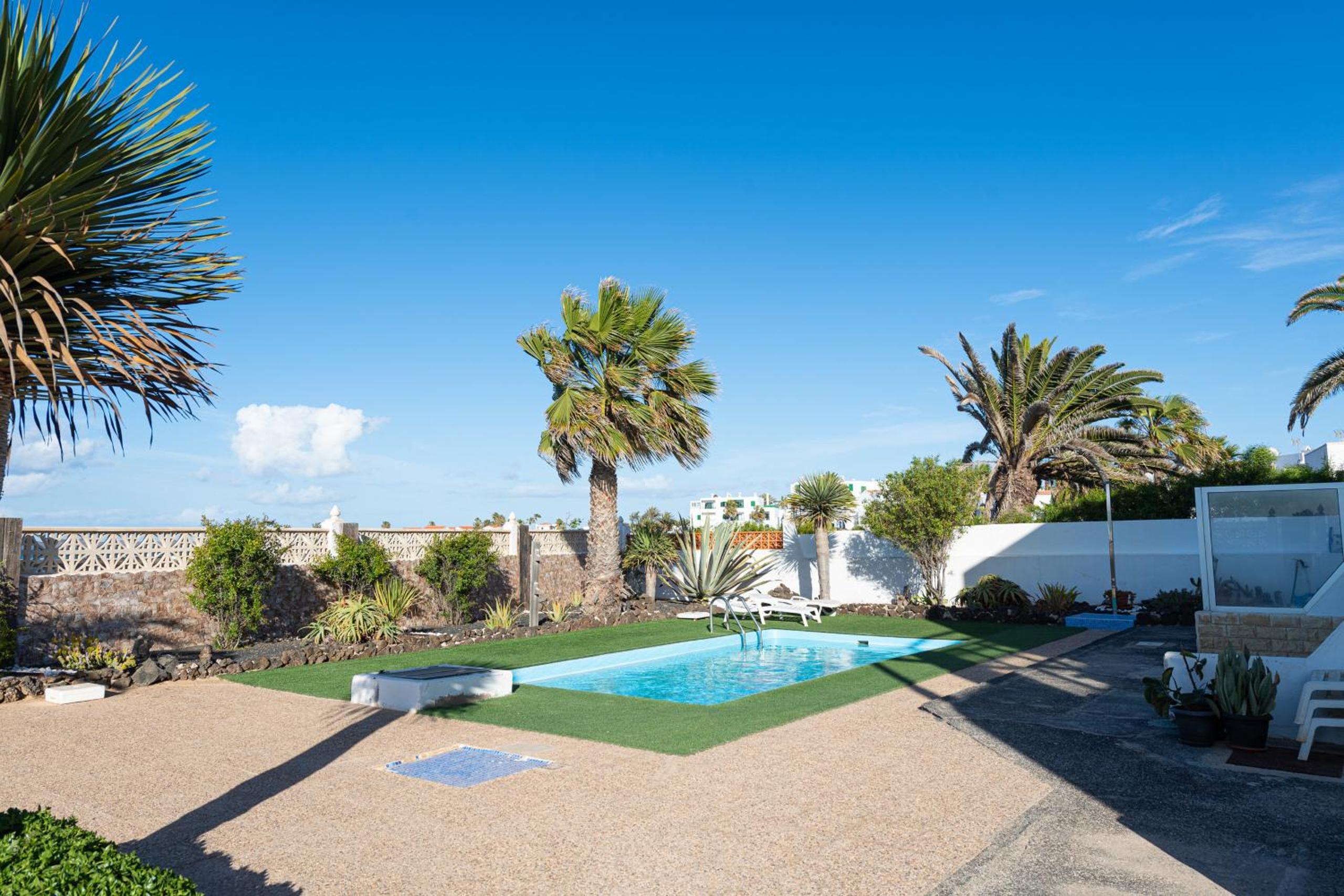 HomeForGuest Apartment with pool and terrace 1 min from the Beach view 2