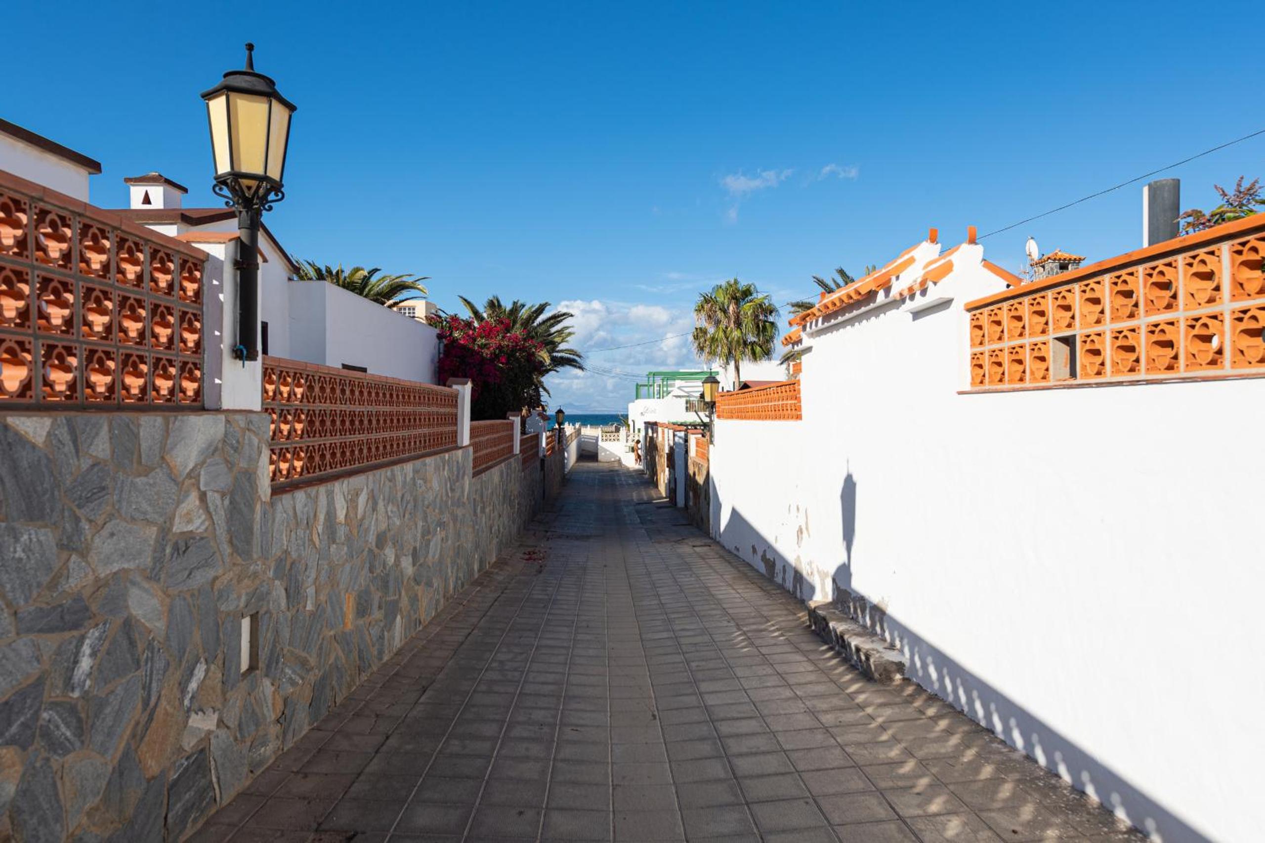 HomeForGuest Apartment with pool and terrace 1 min from the Beach view 3