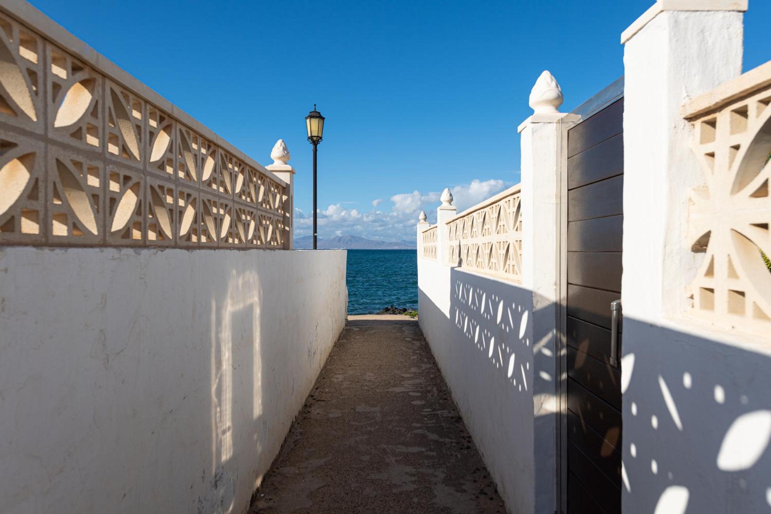 HomeForGuest Apartment with pool and terrace 1 min from the Beach view 5