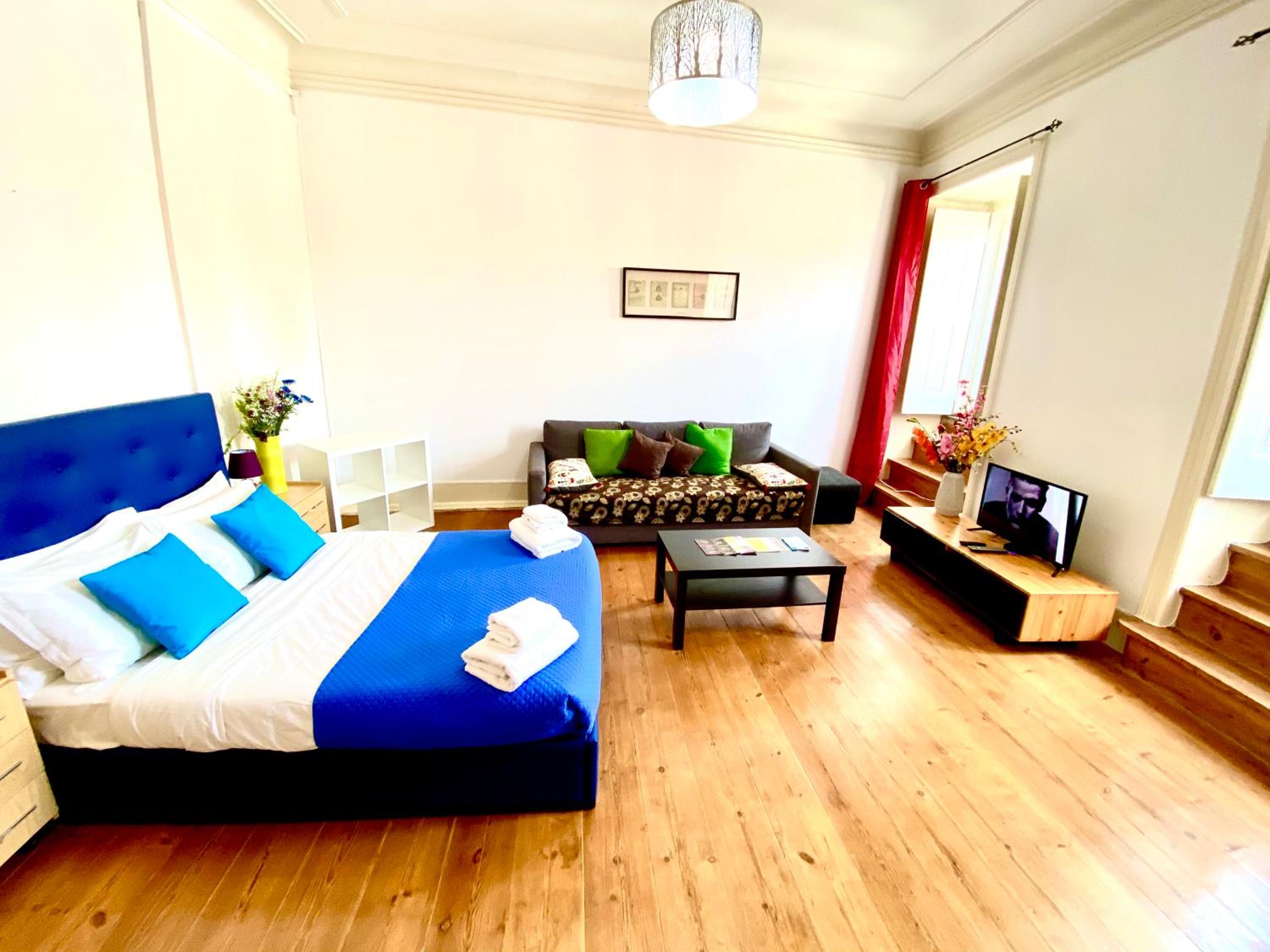 Classic Chiado 1 - Central Guest House Room with Shared Bathroom view 4