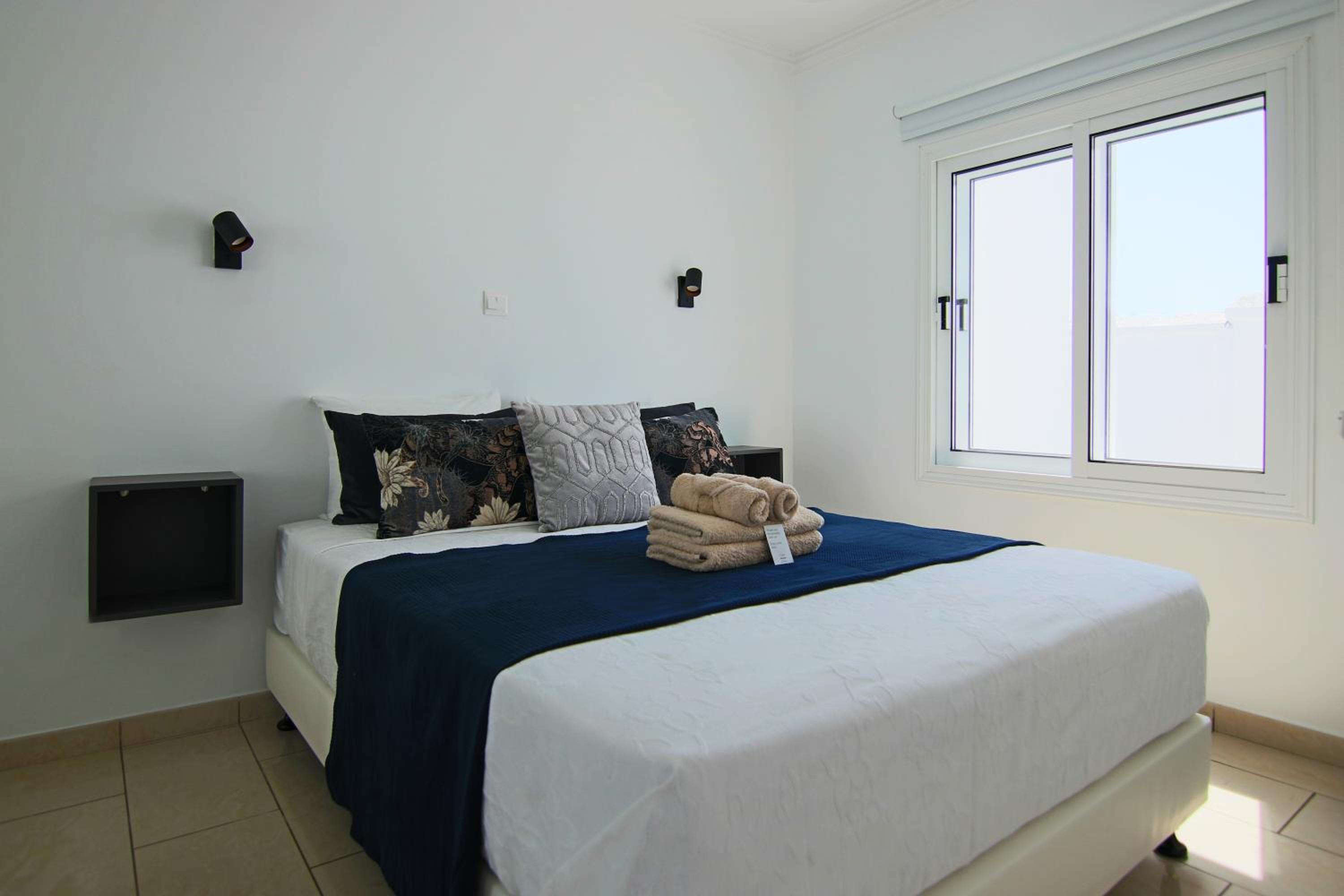 Phaedrus Living: Seaside Luxury Flat Lighthouse 62