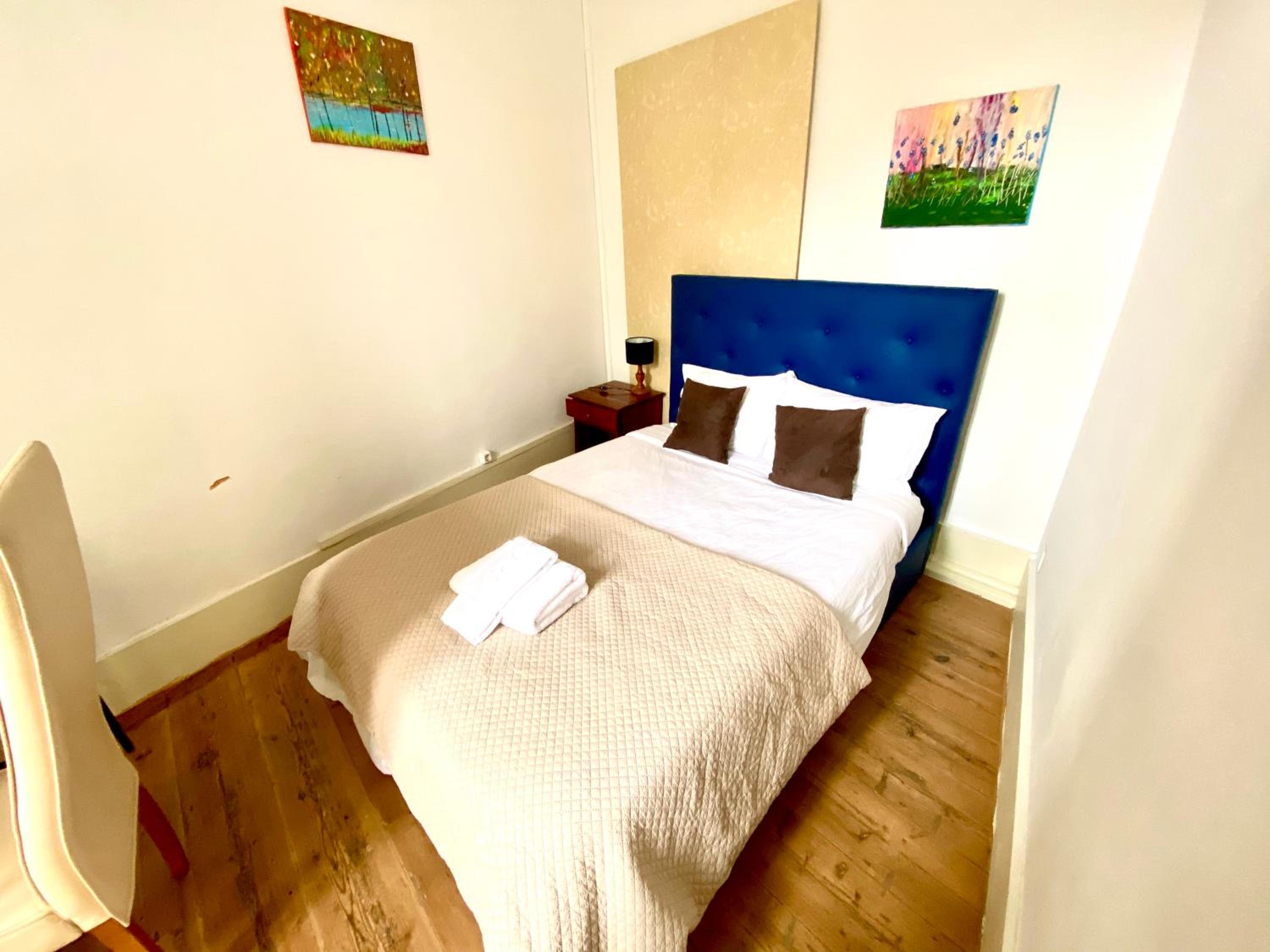 Nature Chiado 2- Cozy Little Double Room with shared bathroom view 3
