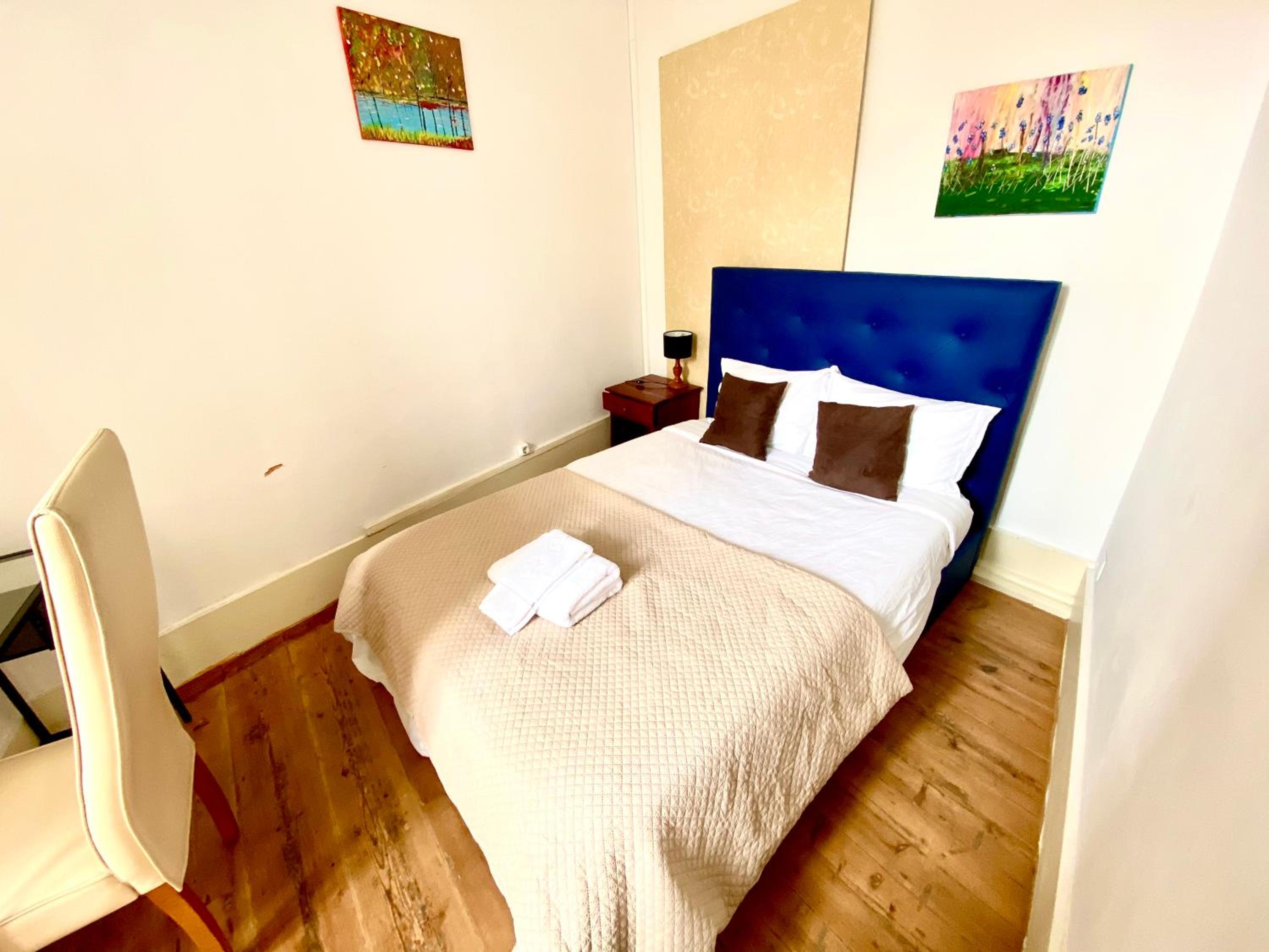 Nature Chiado 2- Cozy Little Double Room with shared bathroom view 2