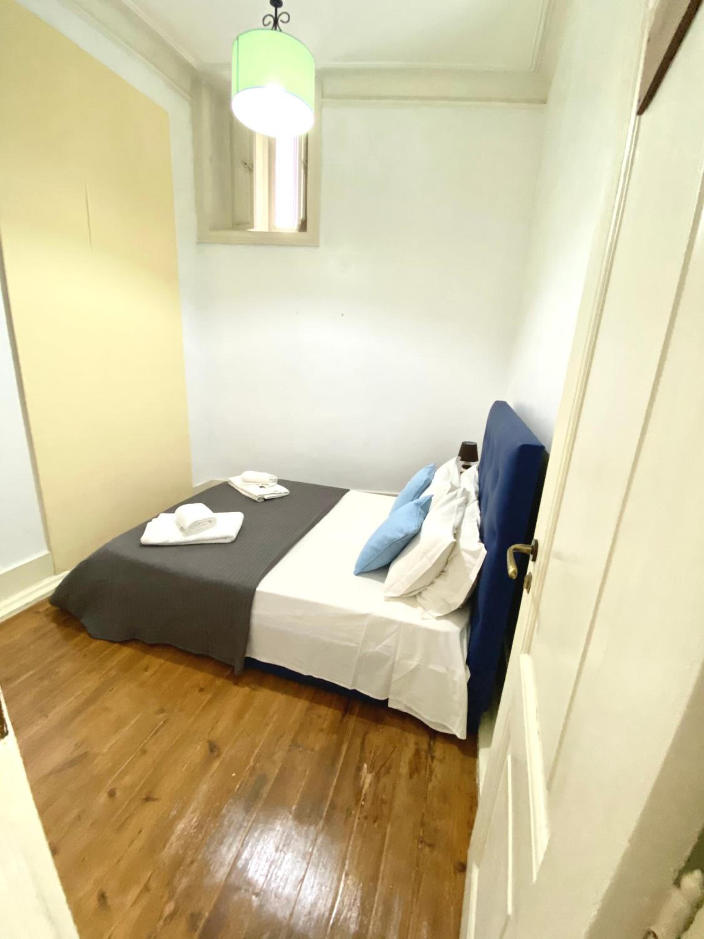 Relax Chiado 3 - Cute Little Double Room with Shared Bathroom view 3