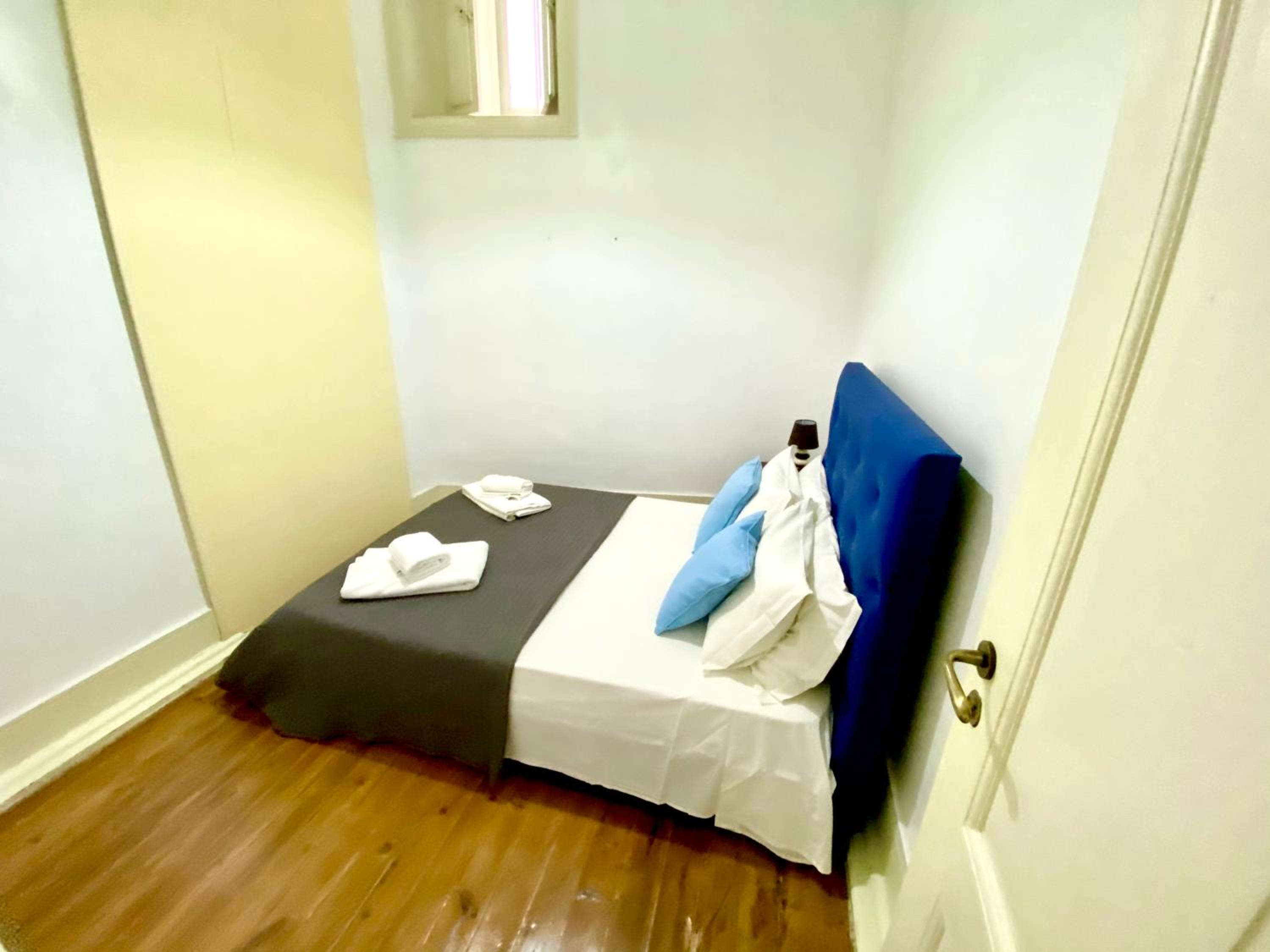Relax Chiado 3 - Cute Little Double Room with Shared Bathroom view 4