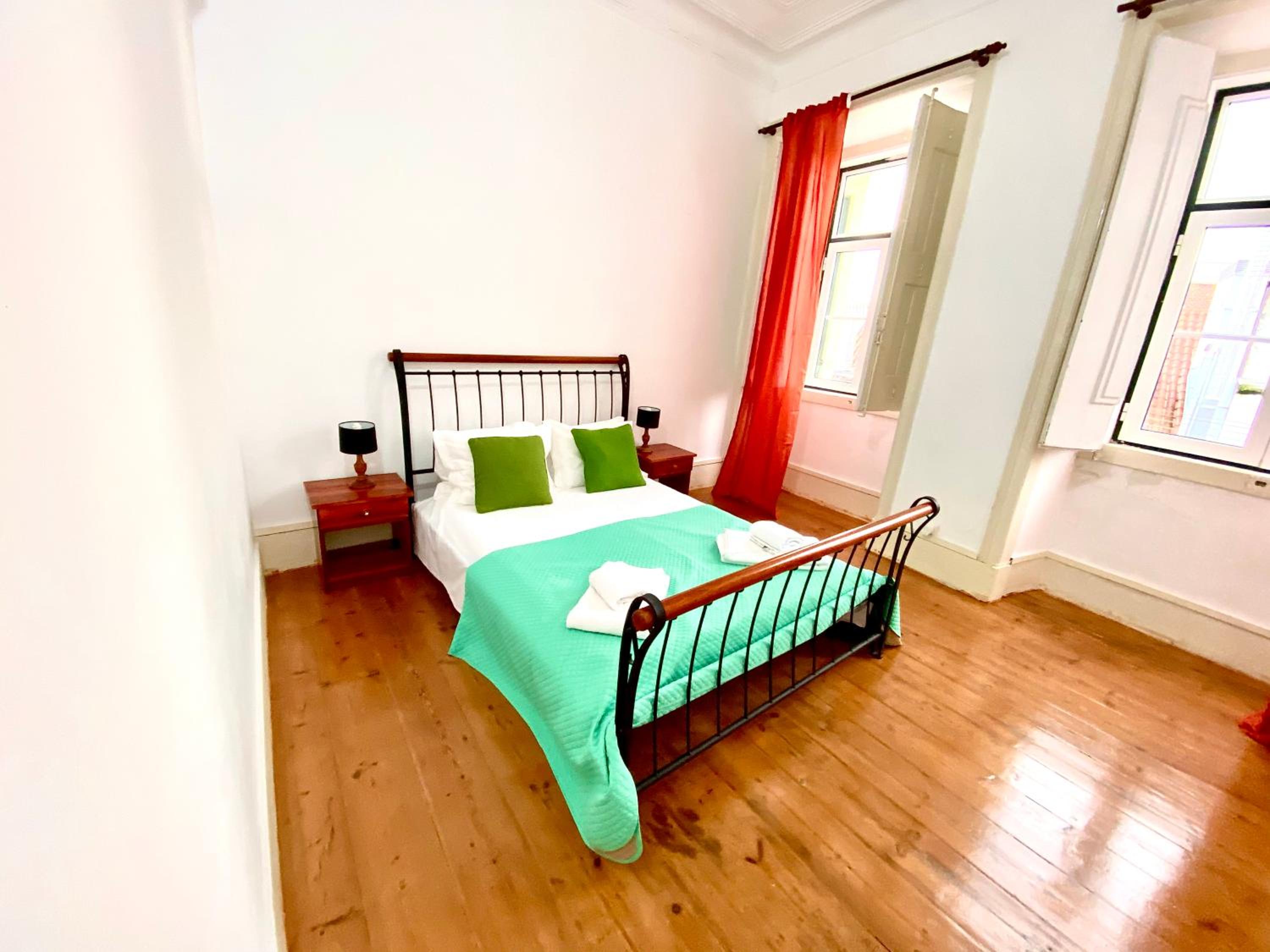 ArtDeco Chiado 4 - Large Comfortable Double Room with shared Bathroom view 2