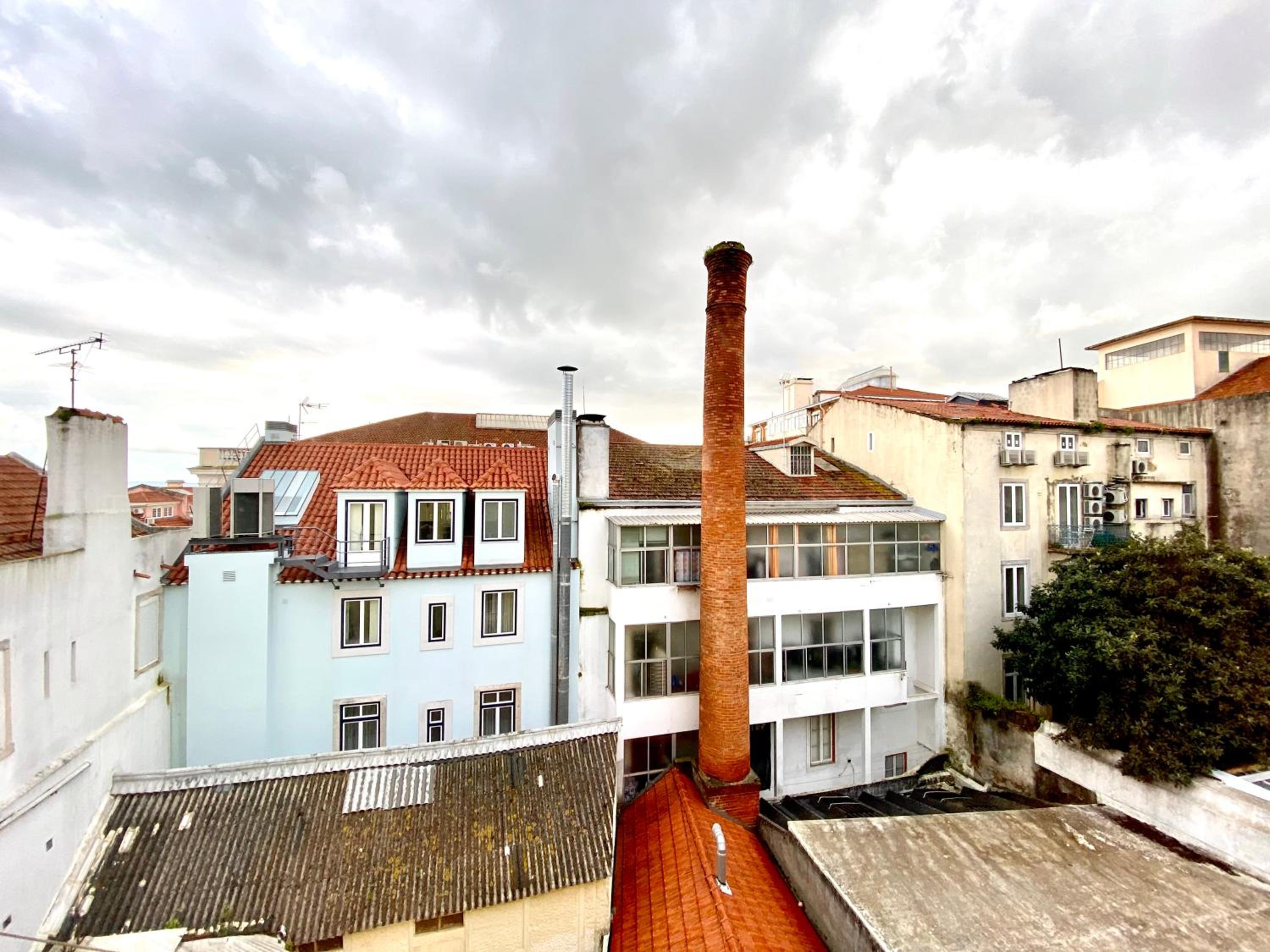 ArtDeco Chiado 4 - Large Comfortable Double Room with shared Bathroom view 3