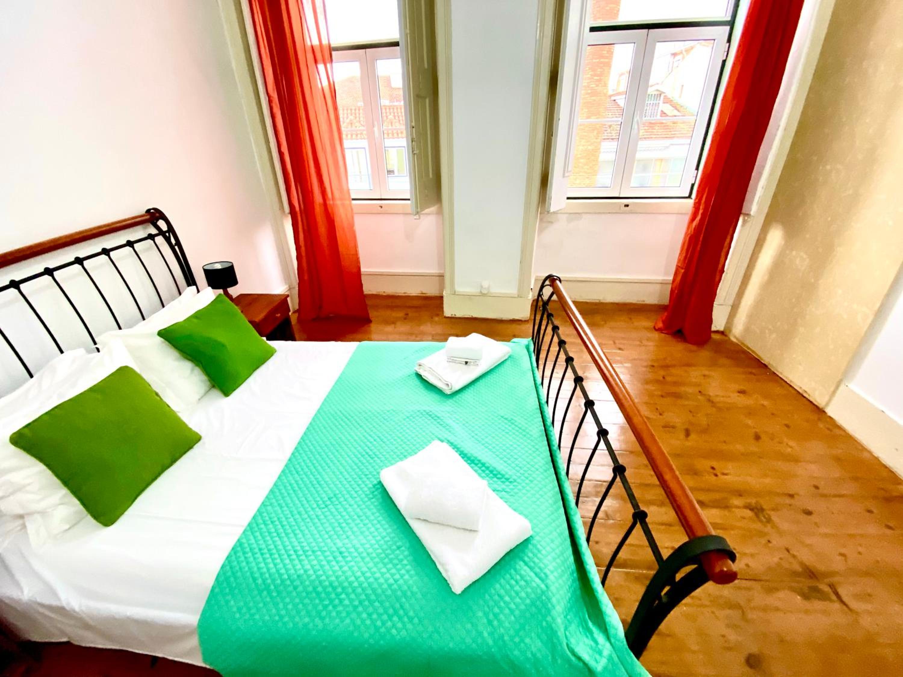 ArtDeco Chiado 4 - Large Comfortable Double Room with shared Bathroom view 4