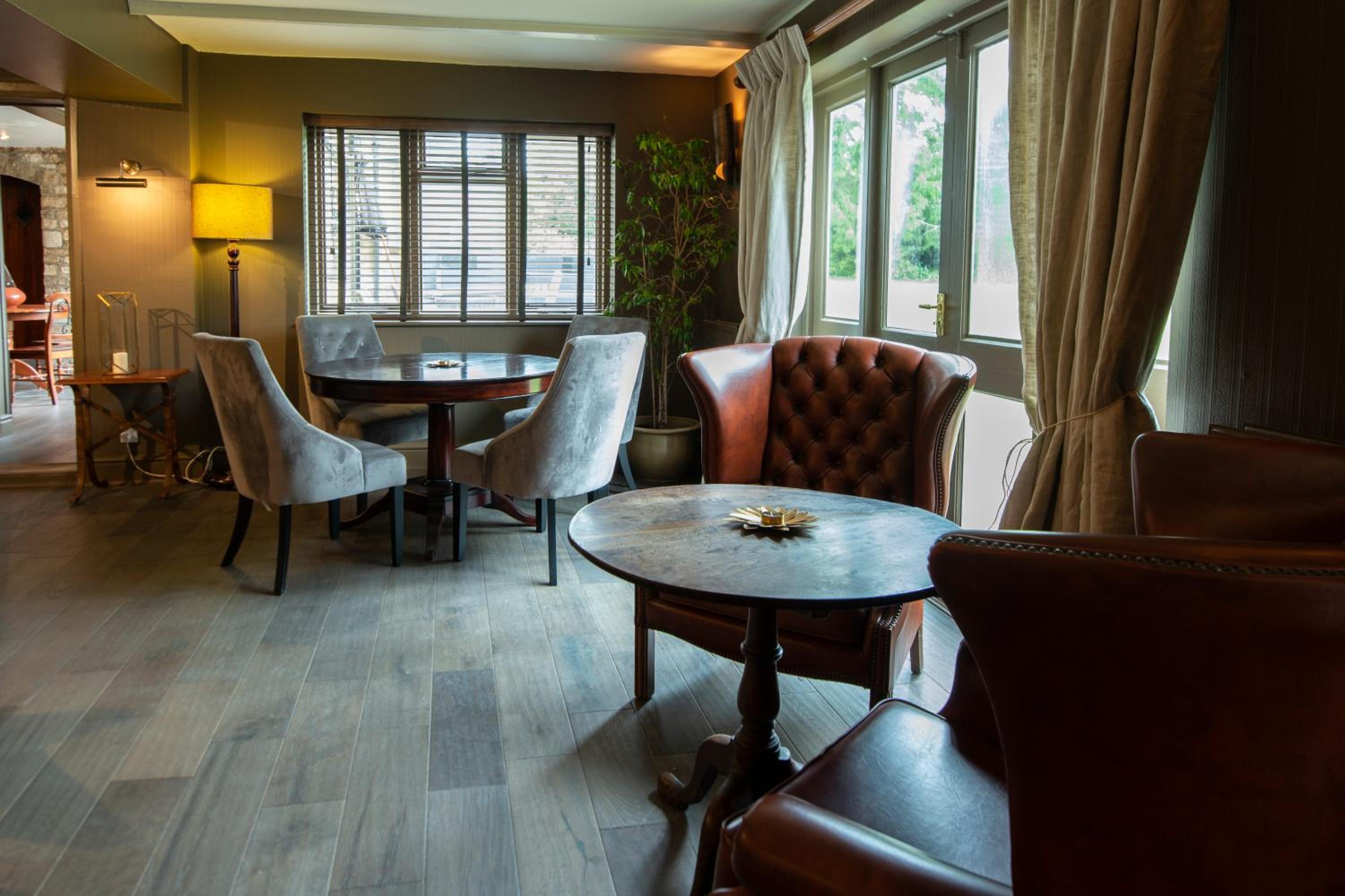 Pettifers Freehouse Hotel