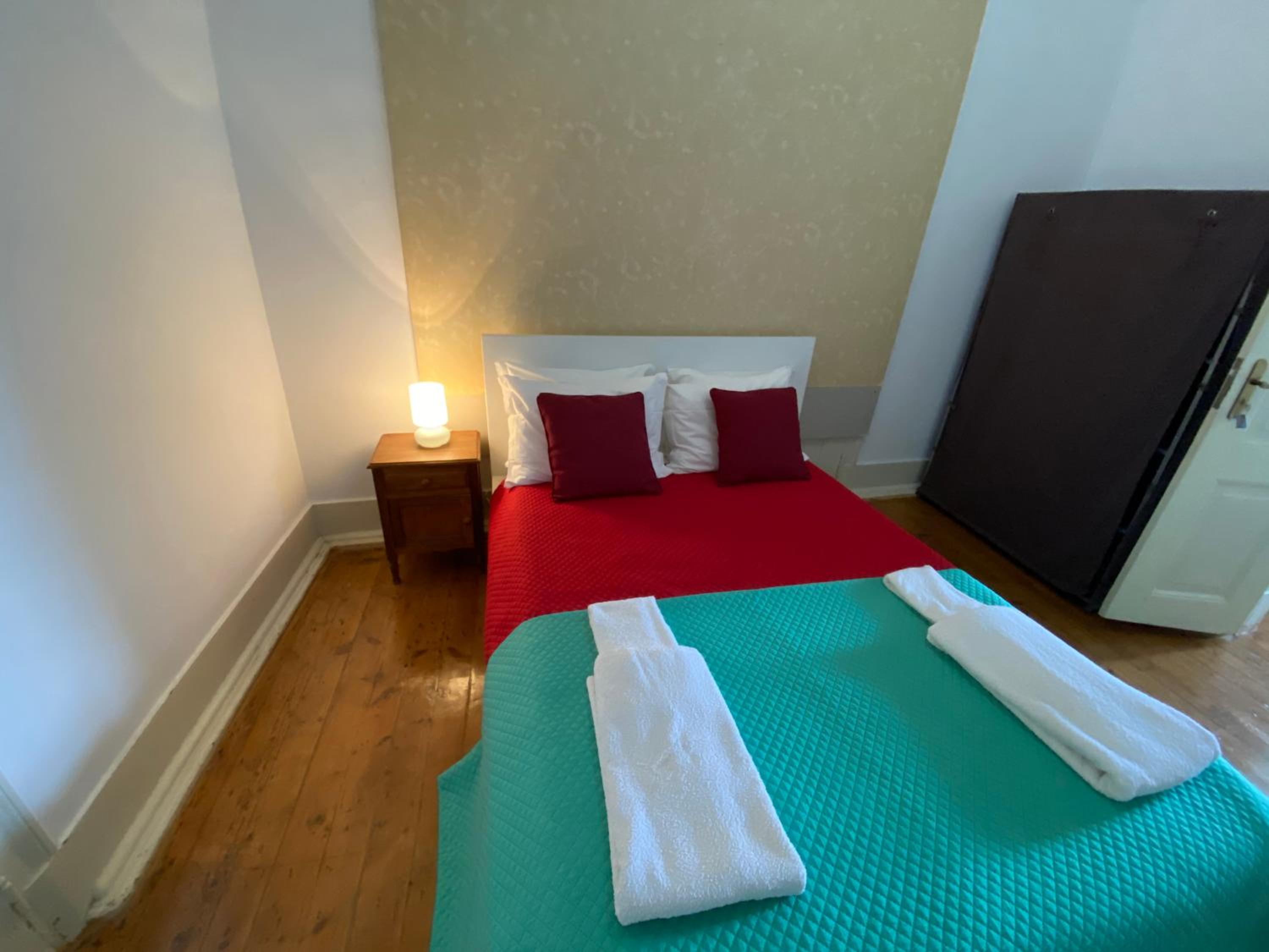 Modern Chiado 6 - Standard Double room with No window and shared bathroom view 4