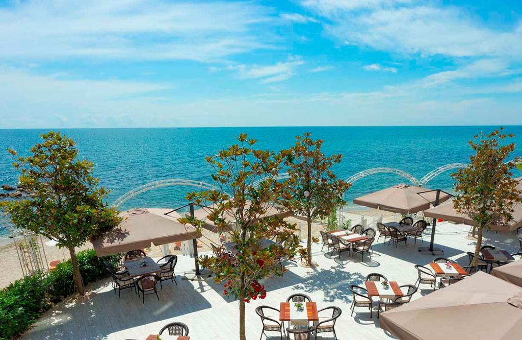 Luxurious and panoramic apartments at the beach in La Mer complex