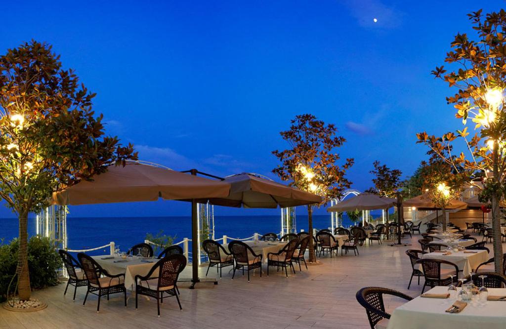 Luxurious and panoramic apartments at the beach in La Mer complex
