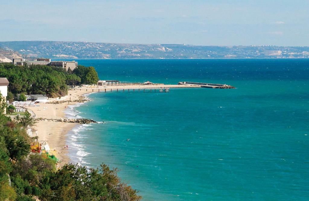 Luxurious and panoramic apartments at the beach in La Mer complex